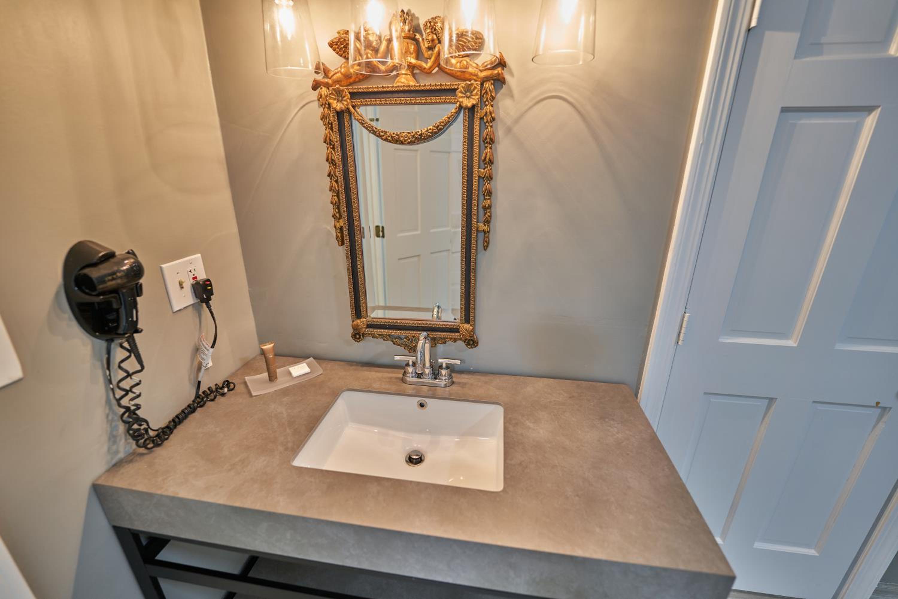 Plaza Suite - Photo 7