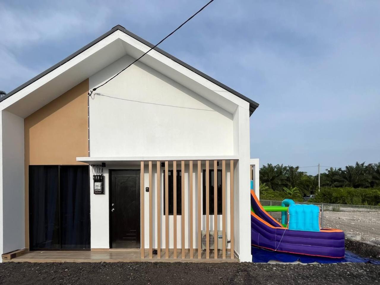 Three-Bedroom House photo 2
