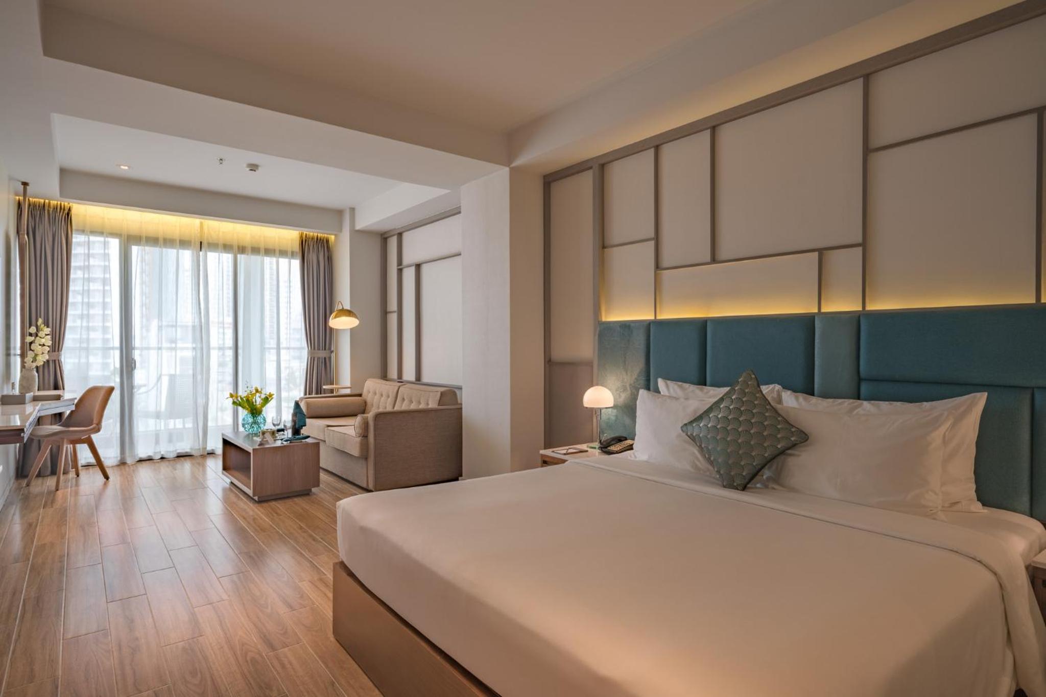 Suite King with City View photo 2