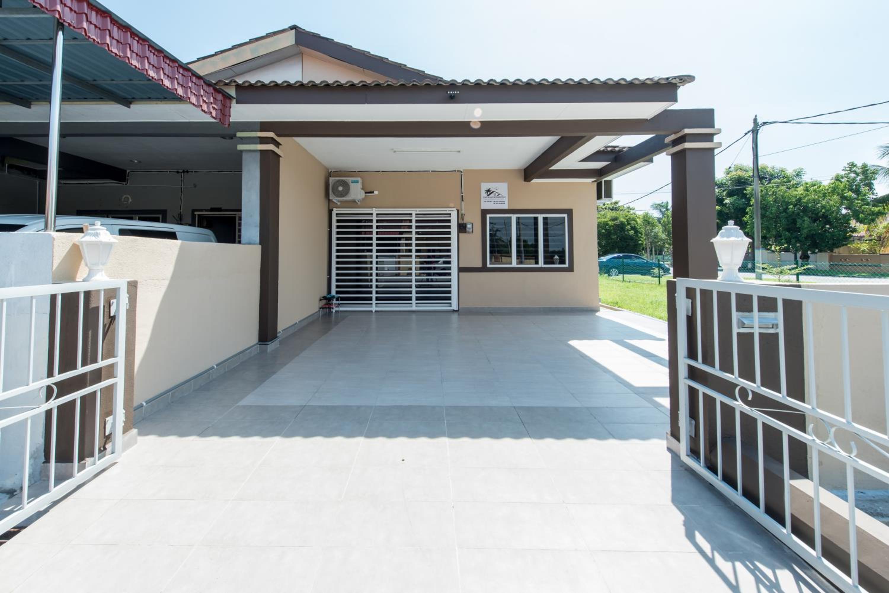 Three-Bedroom House photo 2