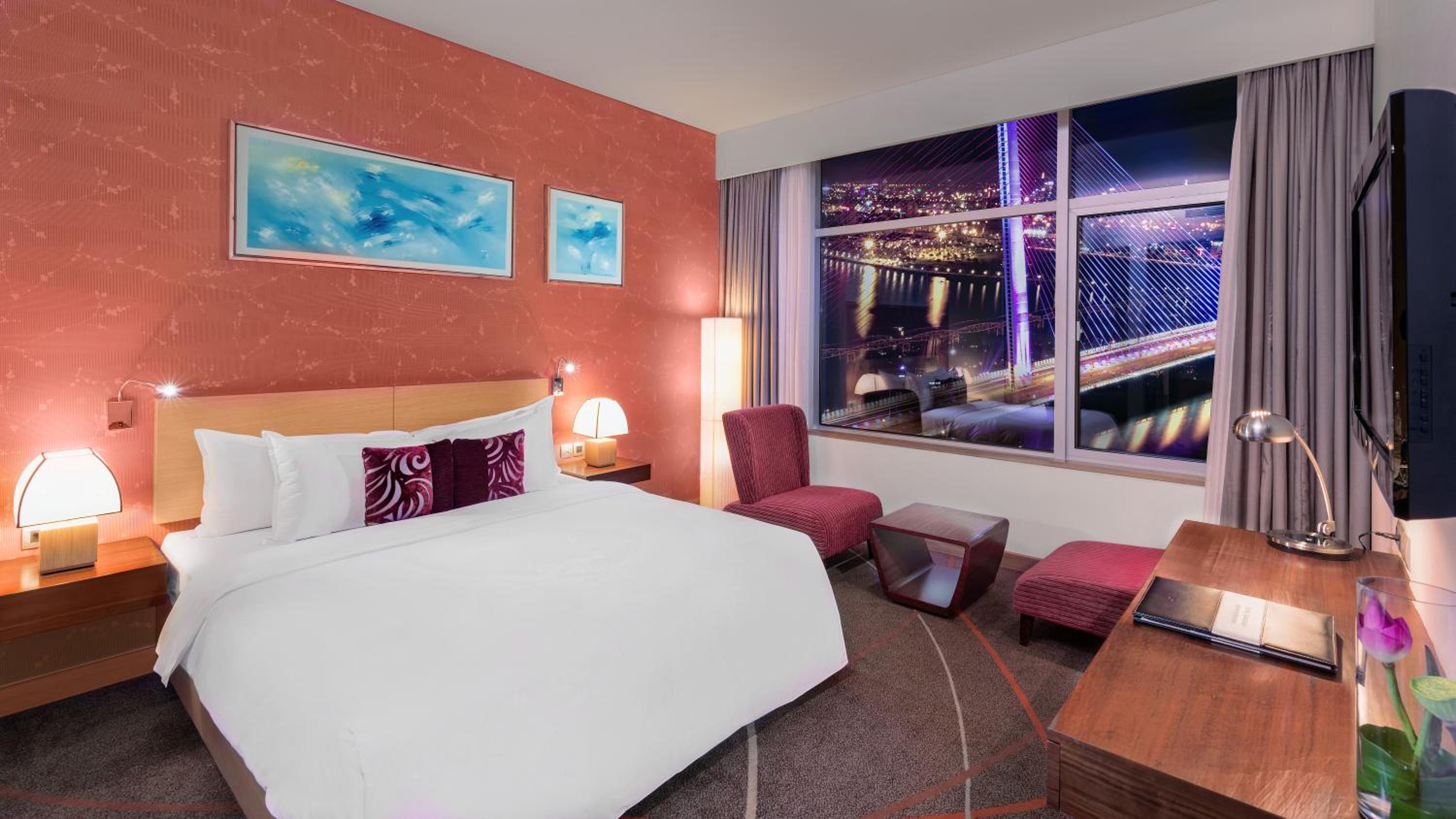 Deluxe Queen Room with River view - High Floor with Executive Lounge access - Photo 5