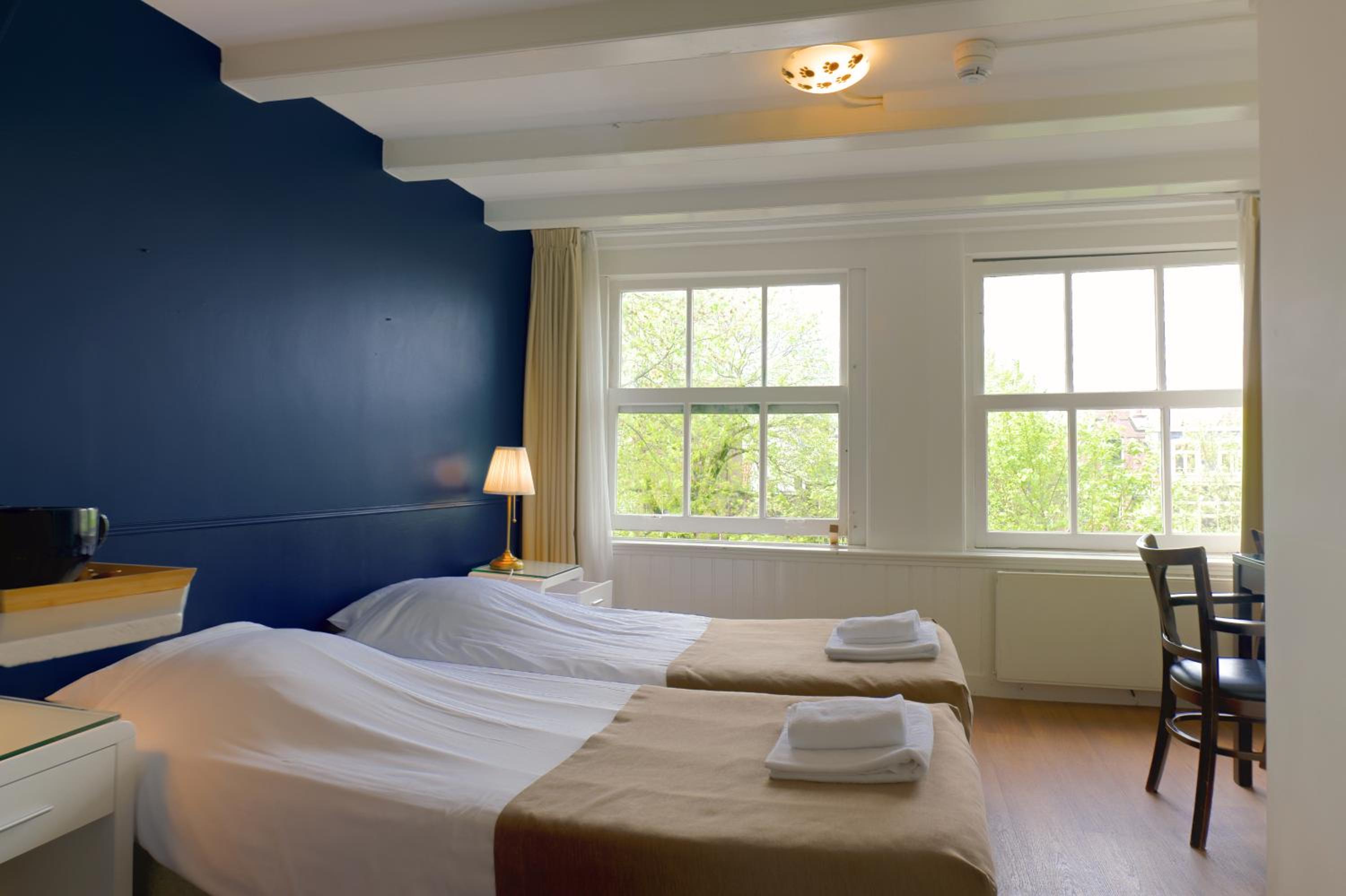 Family Room with Lake View thumbnail 5