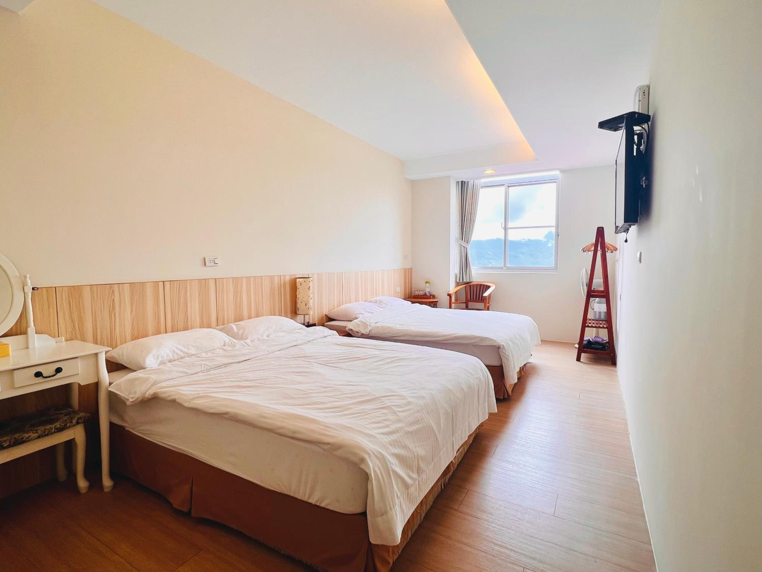 Quadruple Room with Mountain View photo 3