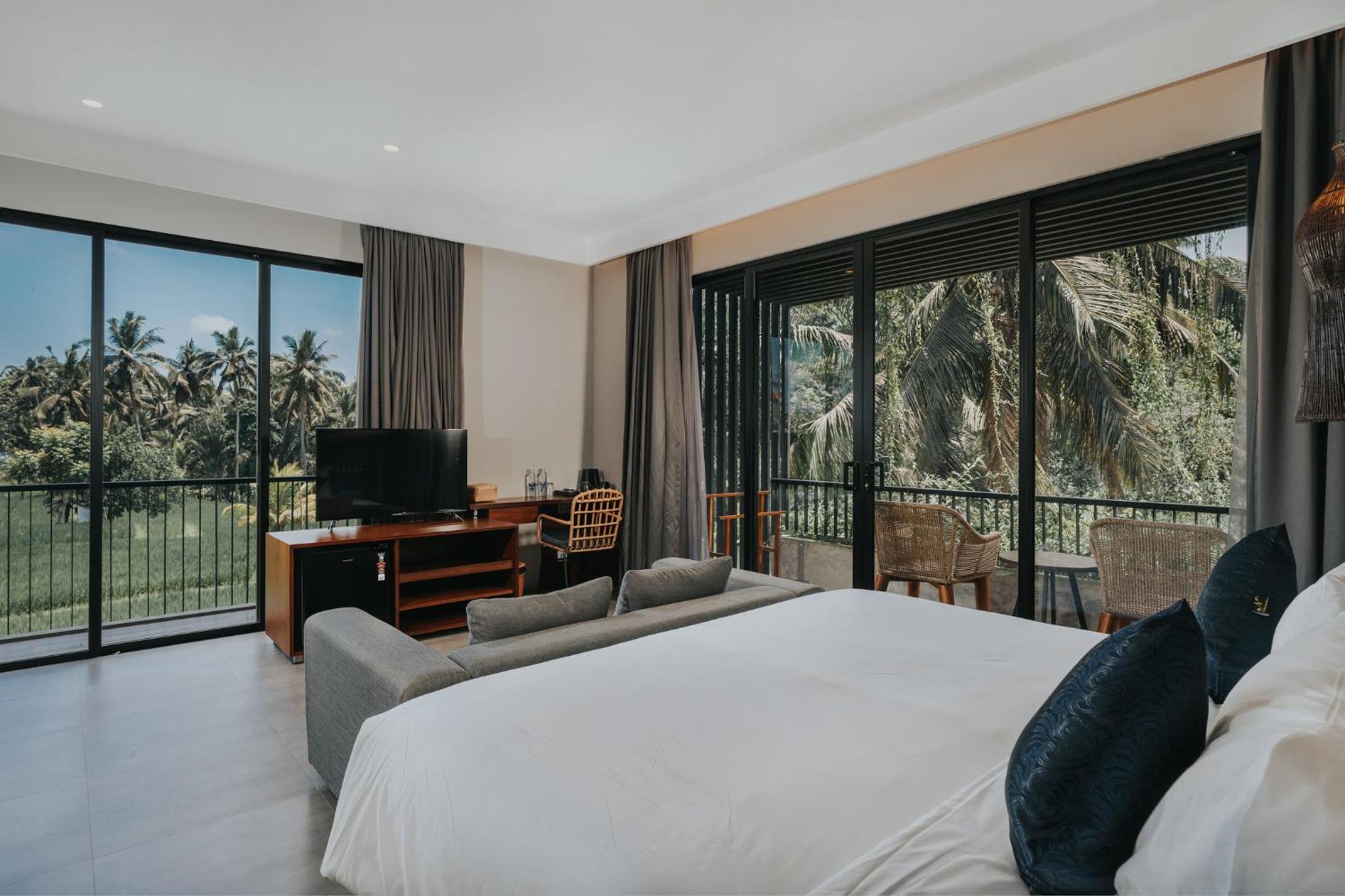 Deluxe Suite with Balcony - Photo 1