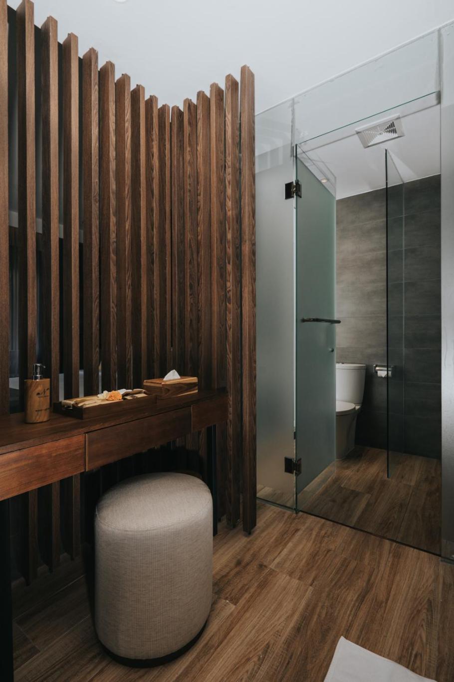 Deluxe Suite with Balcony - Photo 4