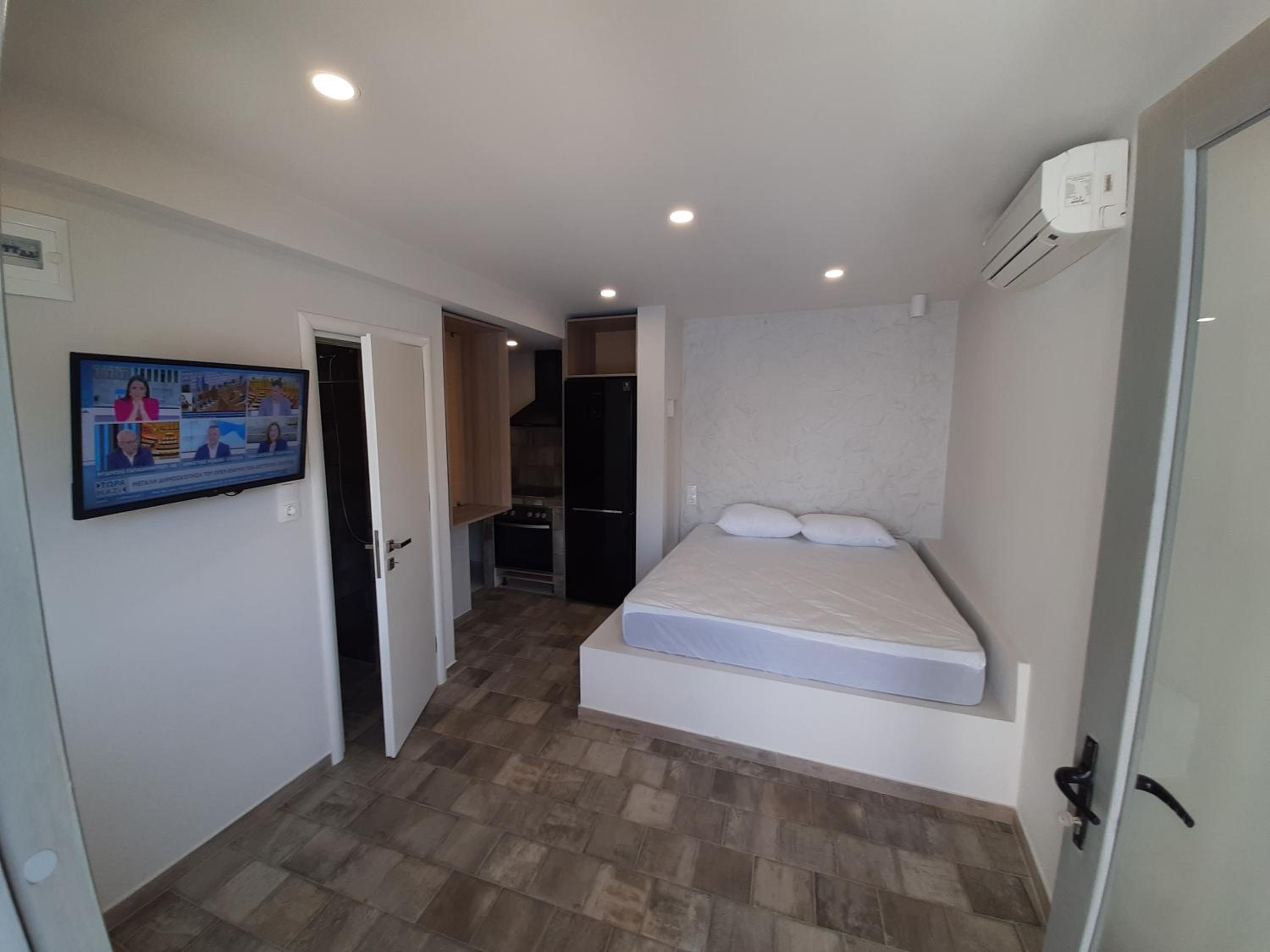 One-Bedroom Apartment photo 1