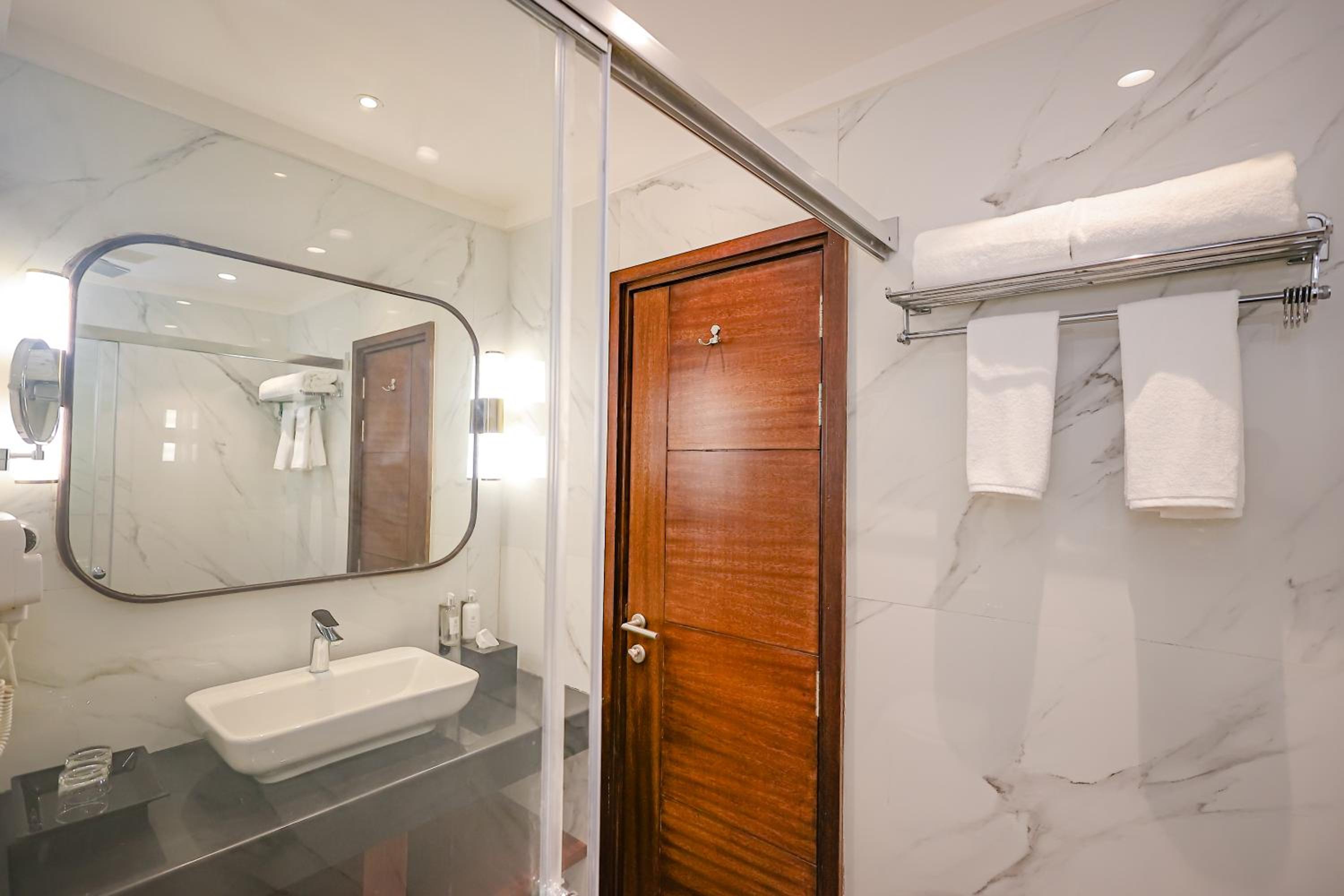 Executive Twin Room - Enjoy Happy Hours with 2+1 offer Timing - 3 pm - 7 Pm photo 2