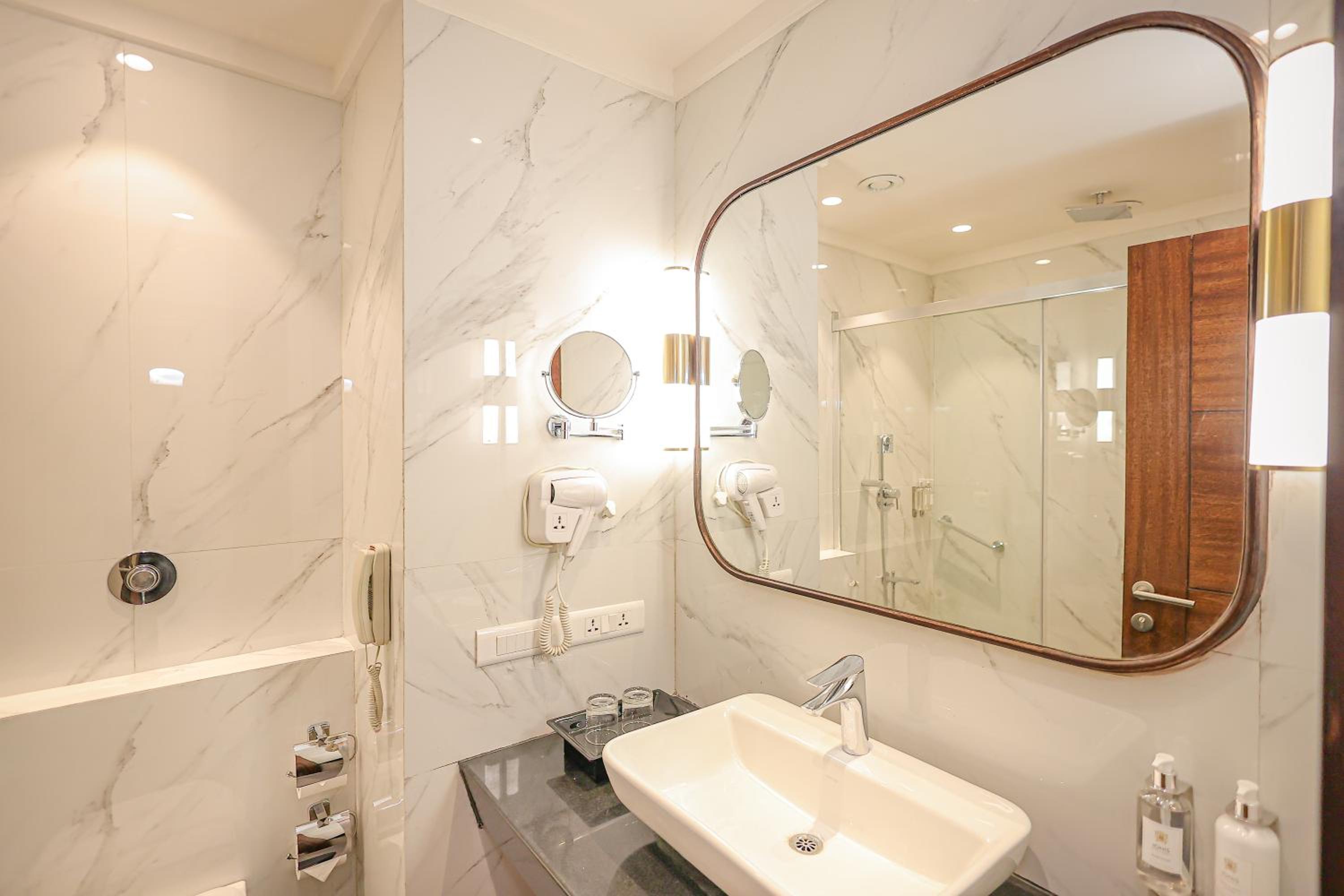 Deluxe Twin Room -  Enjoy Happy Hours with 2+1 offer Timing - 3:00 pm - 7 Pm photo 3