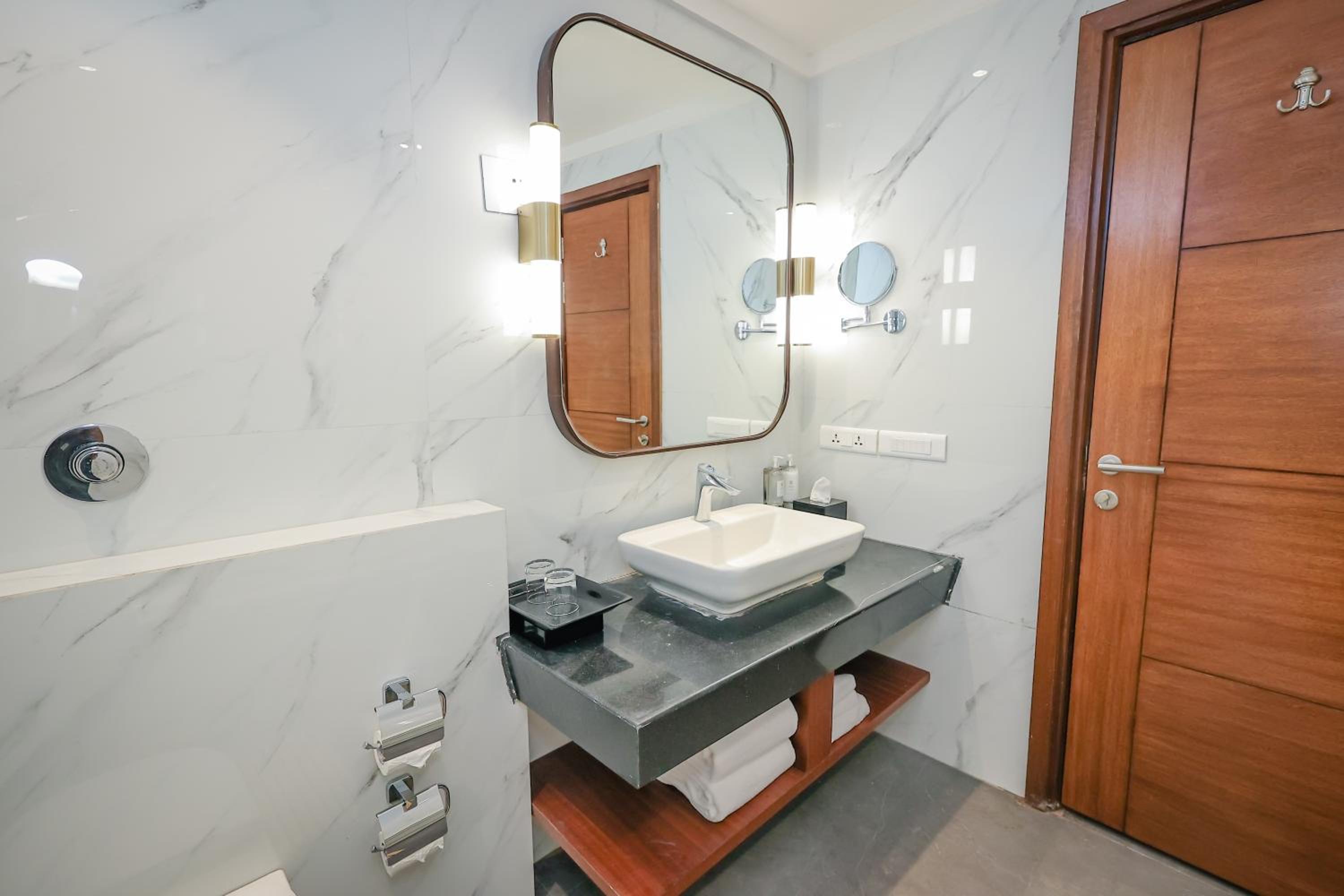 Suite Room  -  Enjoy Happy Hours with 2+1 offer Timing - 3 pm - 7 Pm photo 3