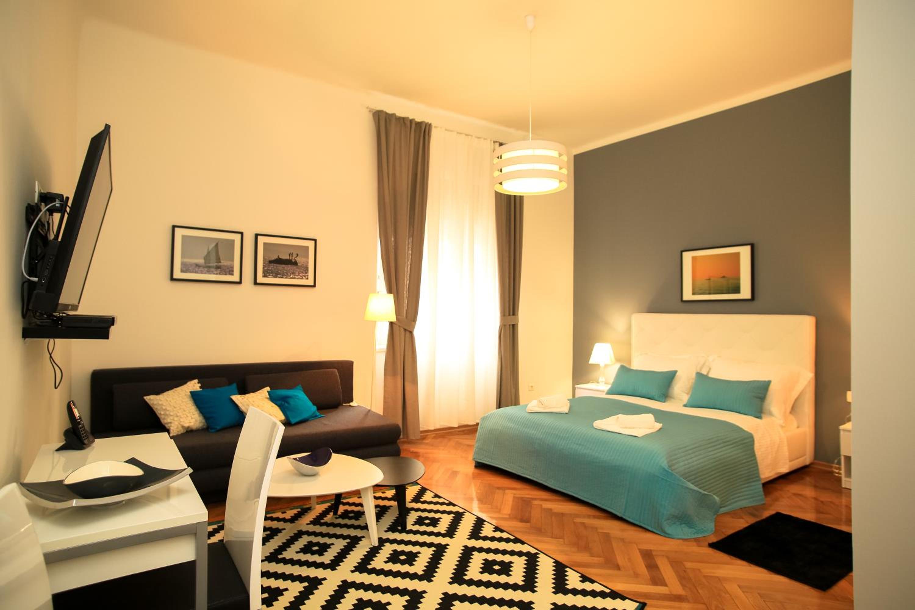 Deluxe Double Room (2 Adults + 1 Child)