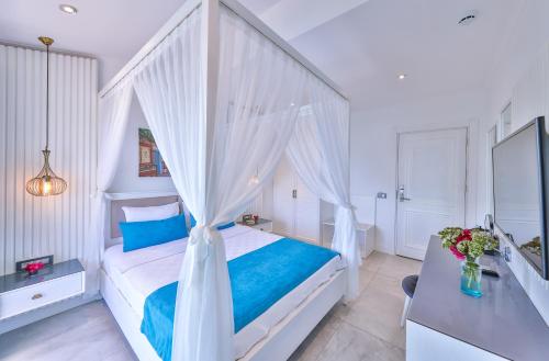 Double Room with Balcony and Sea View