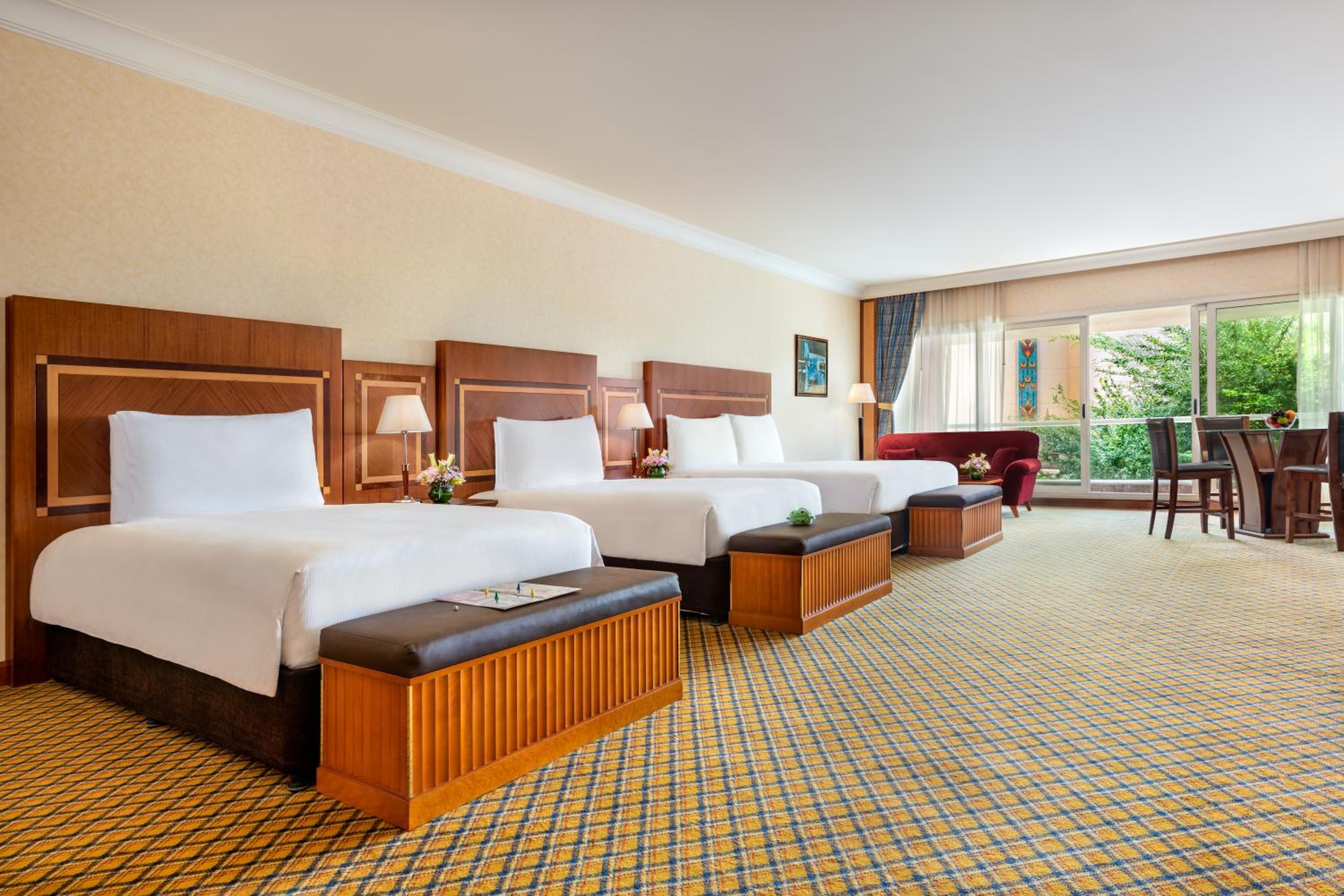 Family Room– Free daily shuttle bus to Yas attractions, Yas Mall and Grand Mosque photo 3