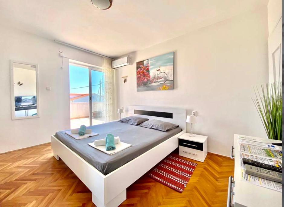 One-Bedroom Apartment with Terrace photo 1