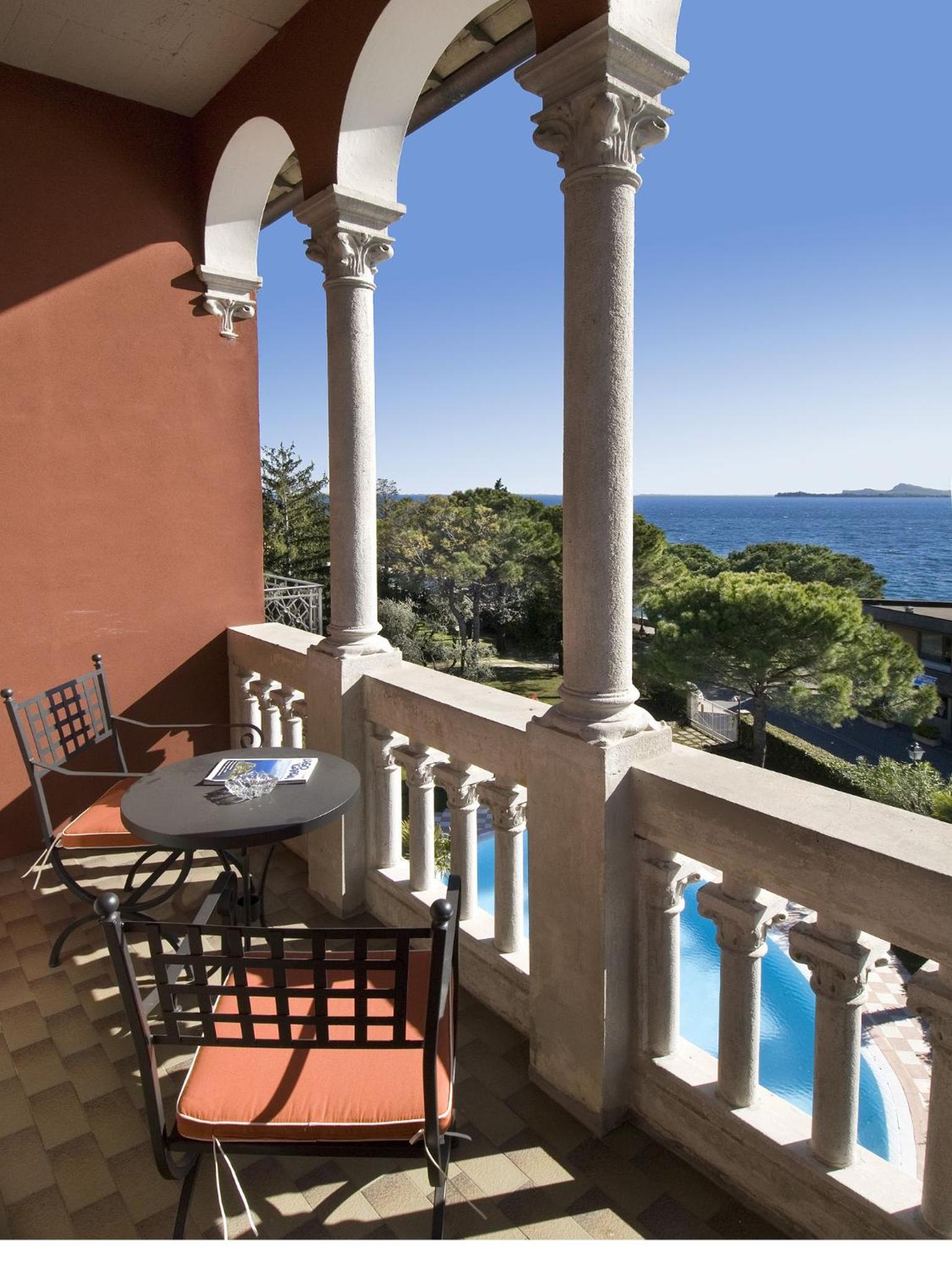 Triple Room with Balcony and Lake View photo 3