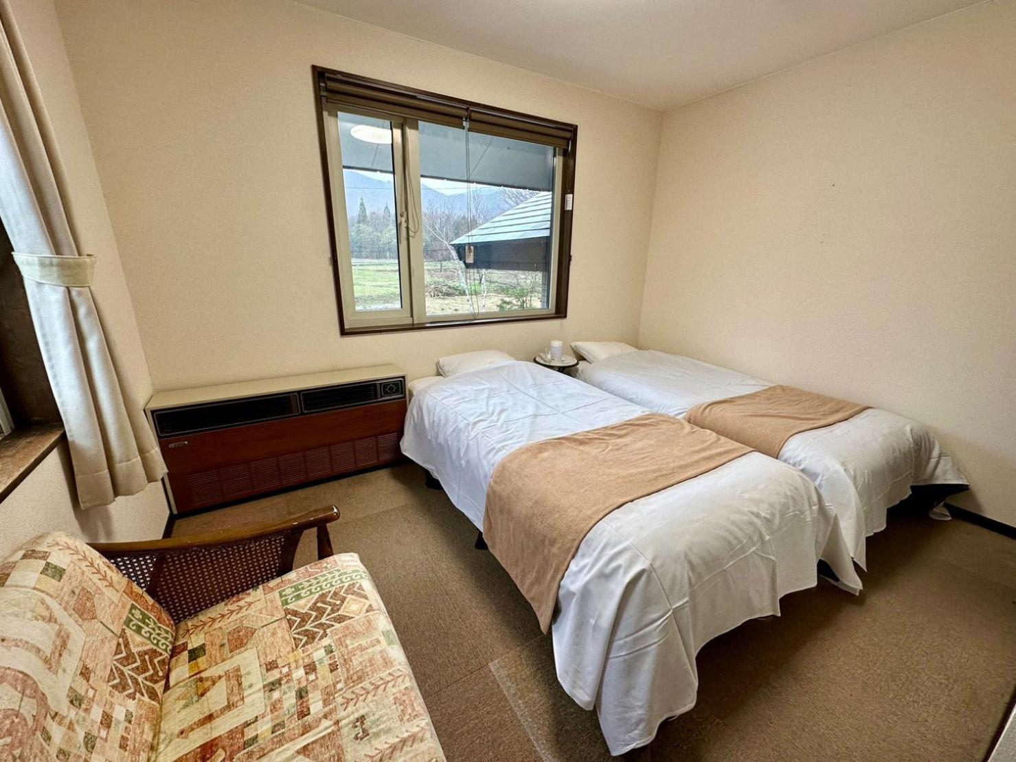 Twin Room - Pet Friendly with Mountain View photo 3