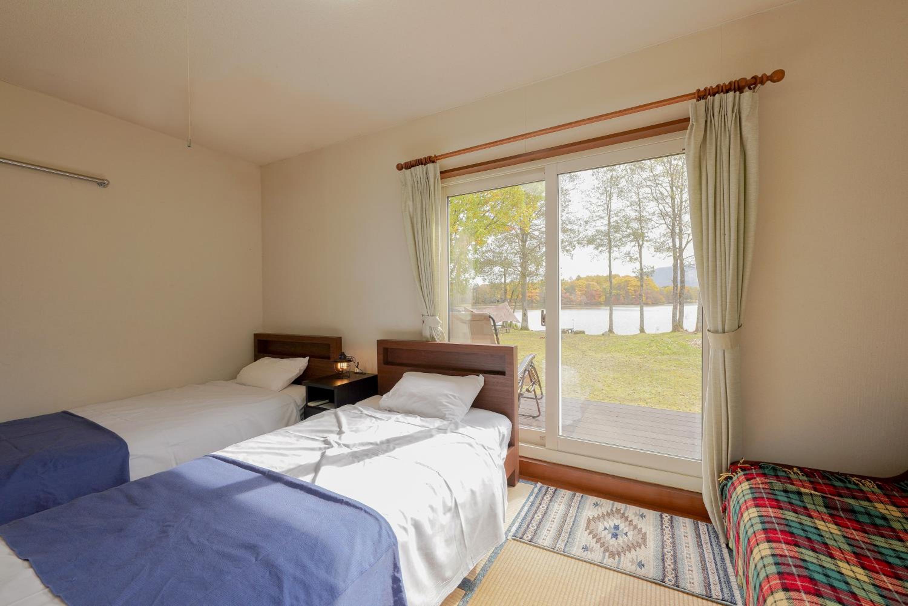 Twin Room - Pet Friendly With Lake View photo 3