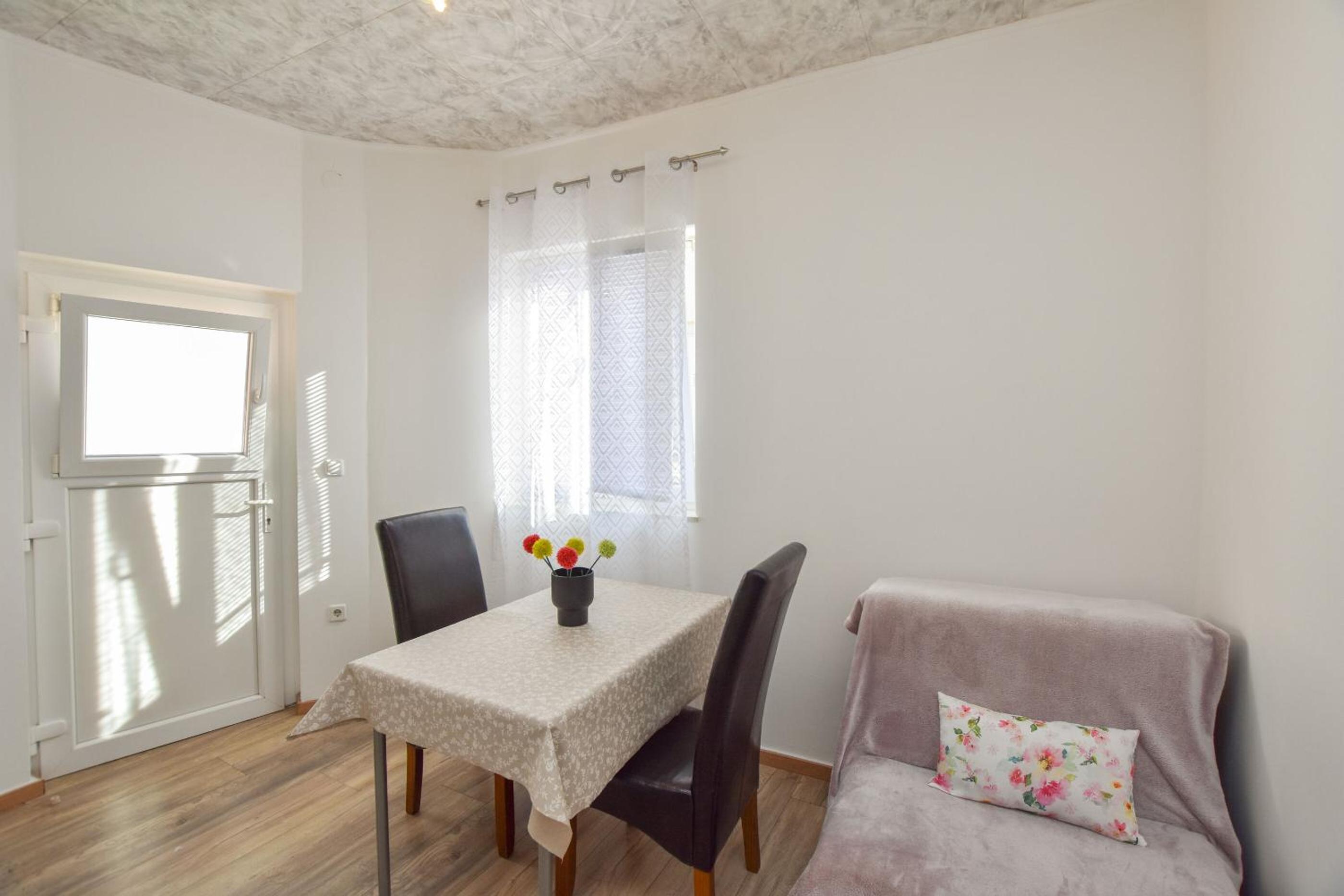One-Bedroom Apartment - Photo 4