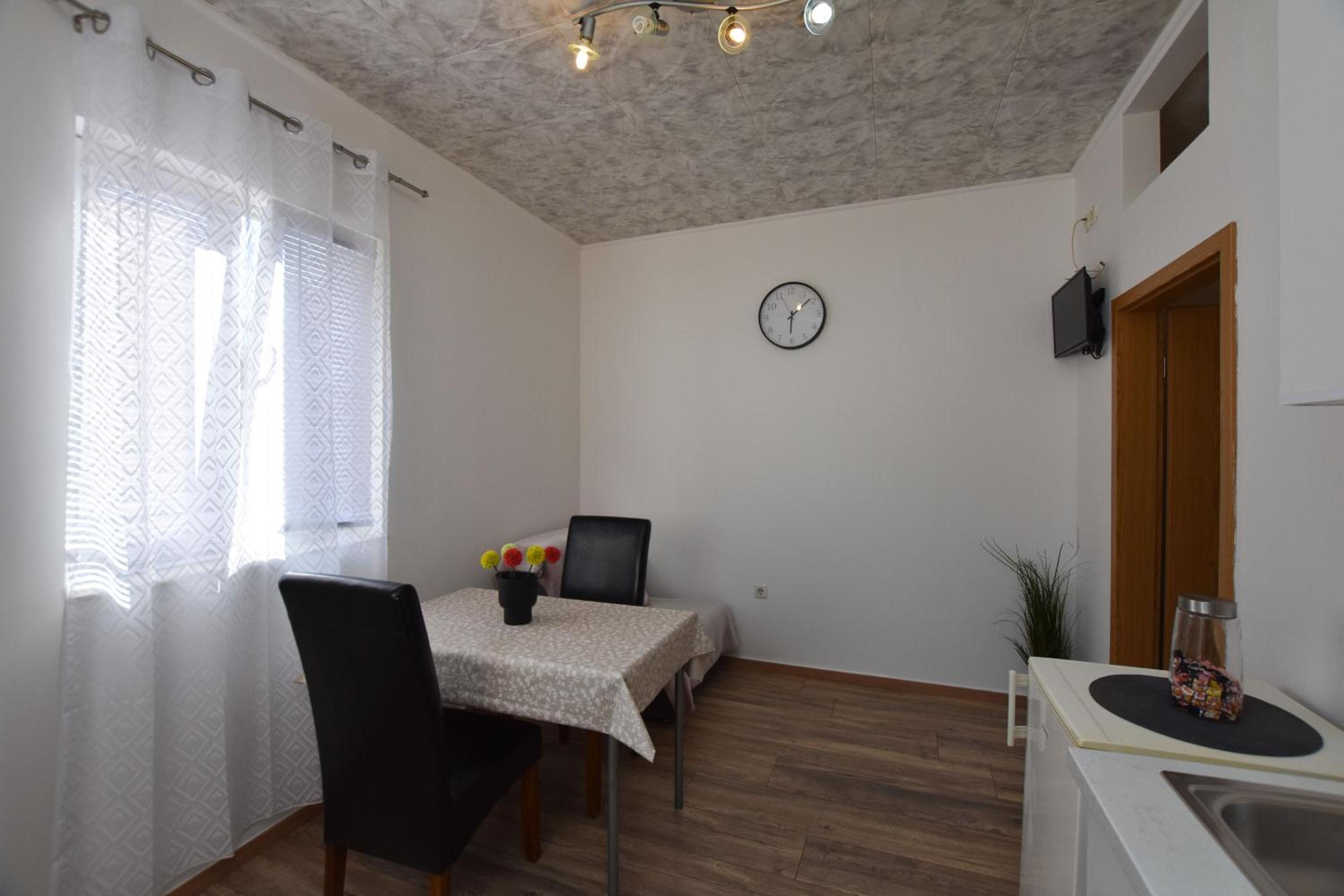 One-Bedroom Apartment - Photo 6