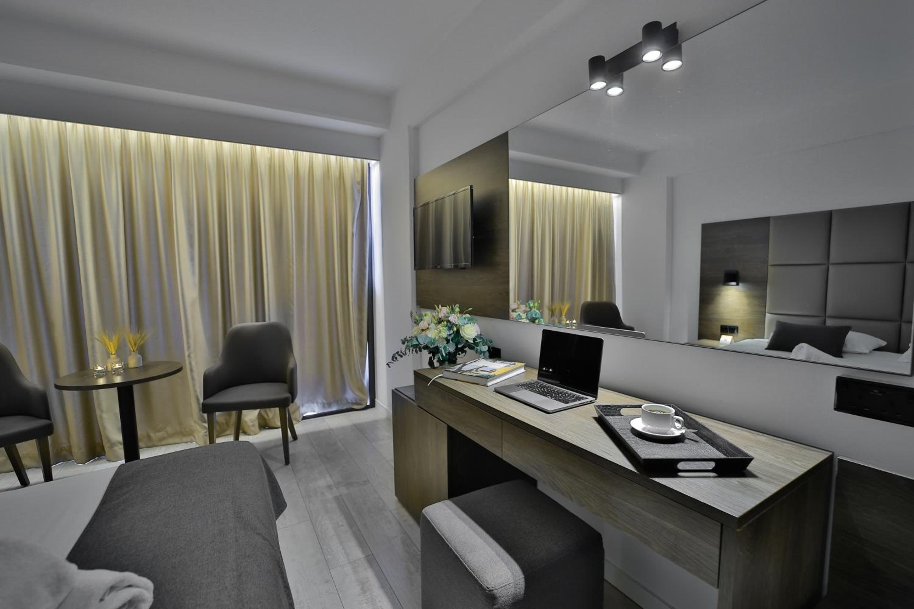 Deluxe Double/Twin Room With Limited Sea View (2 Adults + 1 Child) photo 2