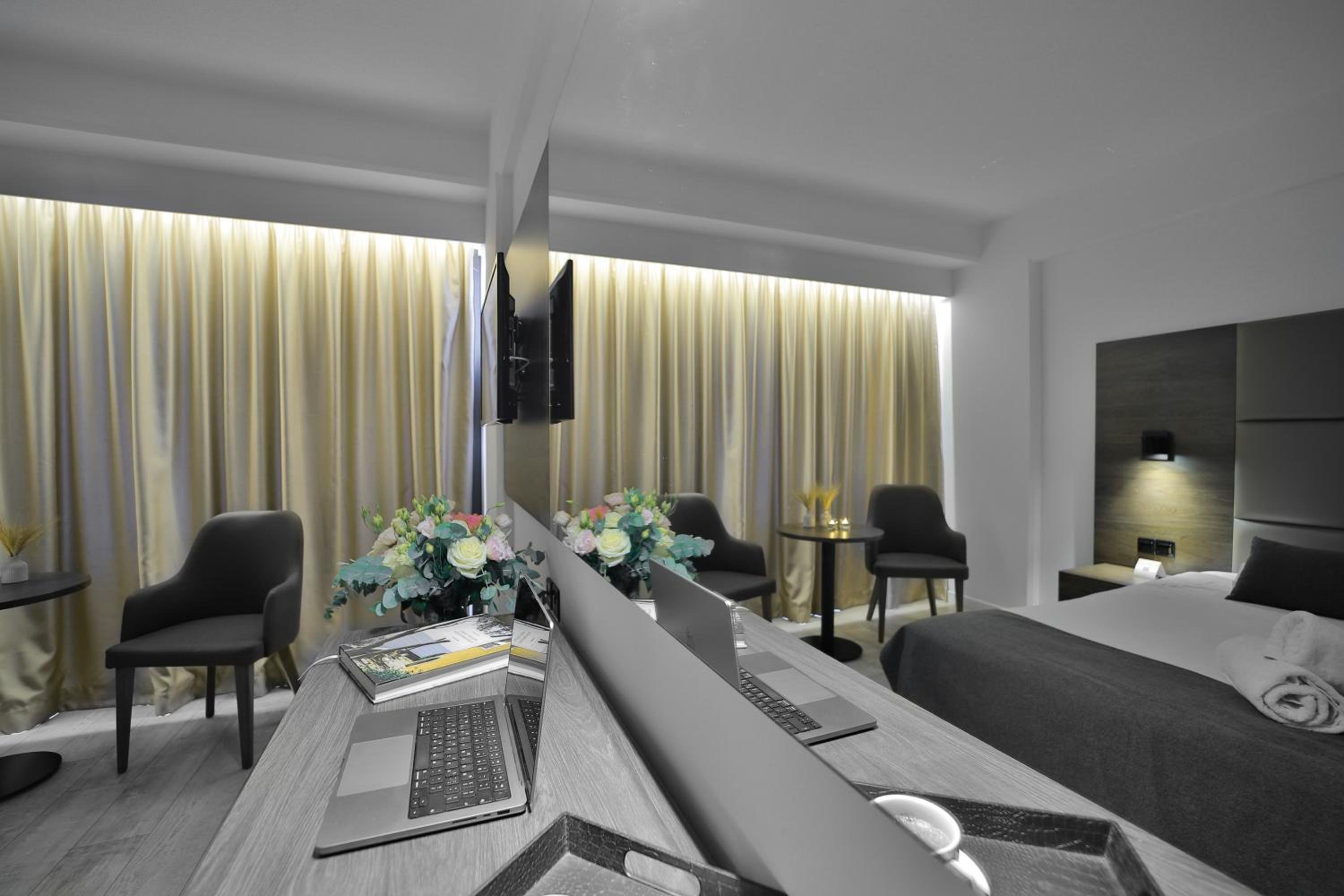 Deluxe Double/Twin Room With Limited Sea View (2 Adults + 1 Child) photo 3