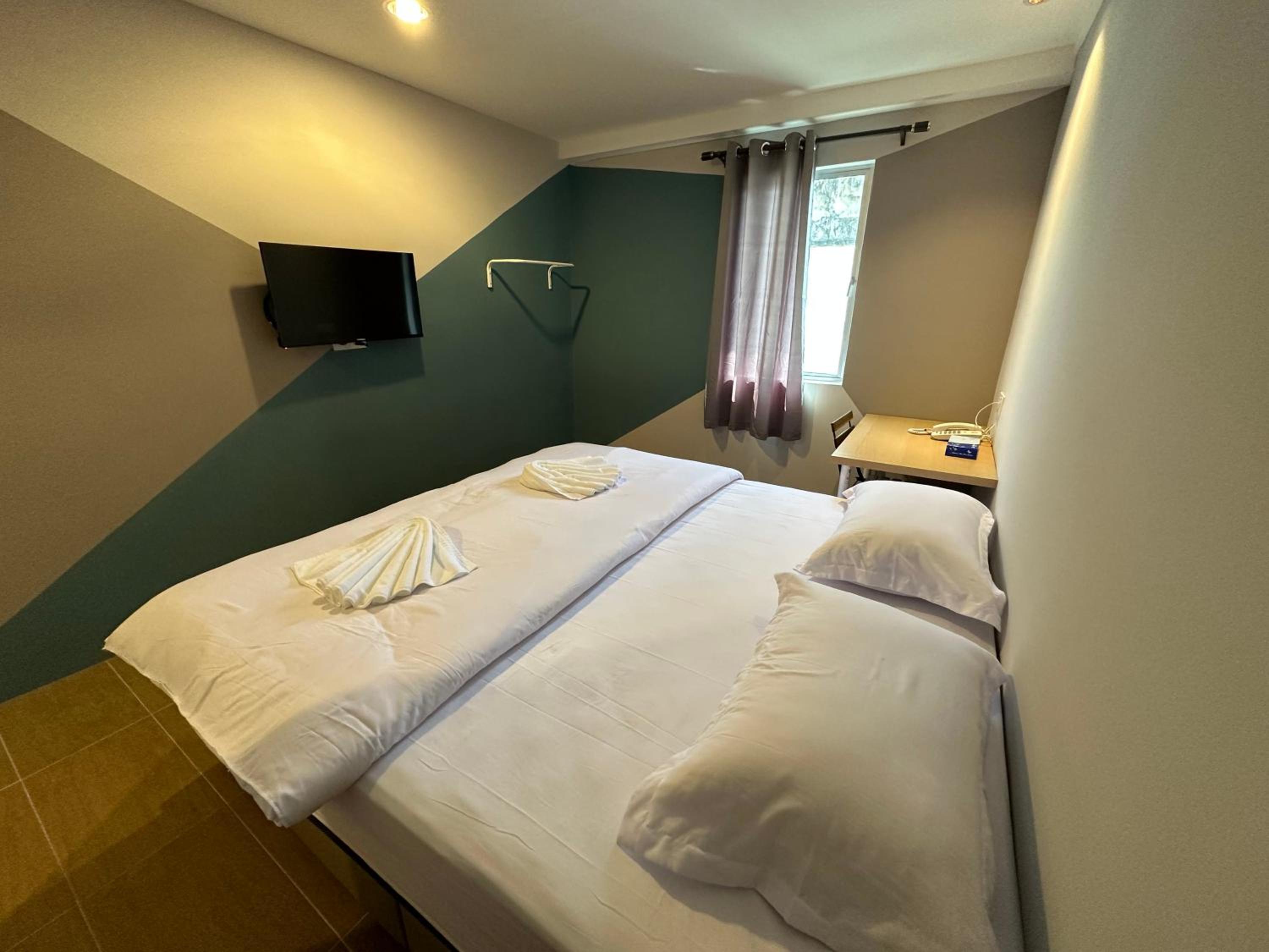 Deluxe King Room - Photo 1
