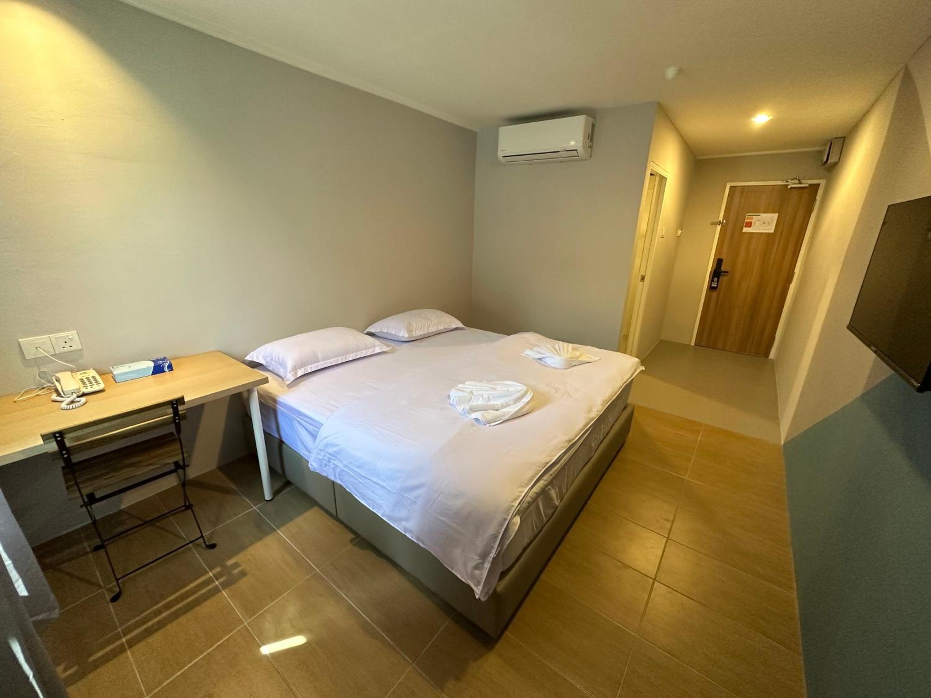 Deluxe King Room - Photo 2