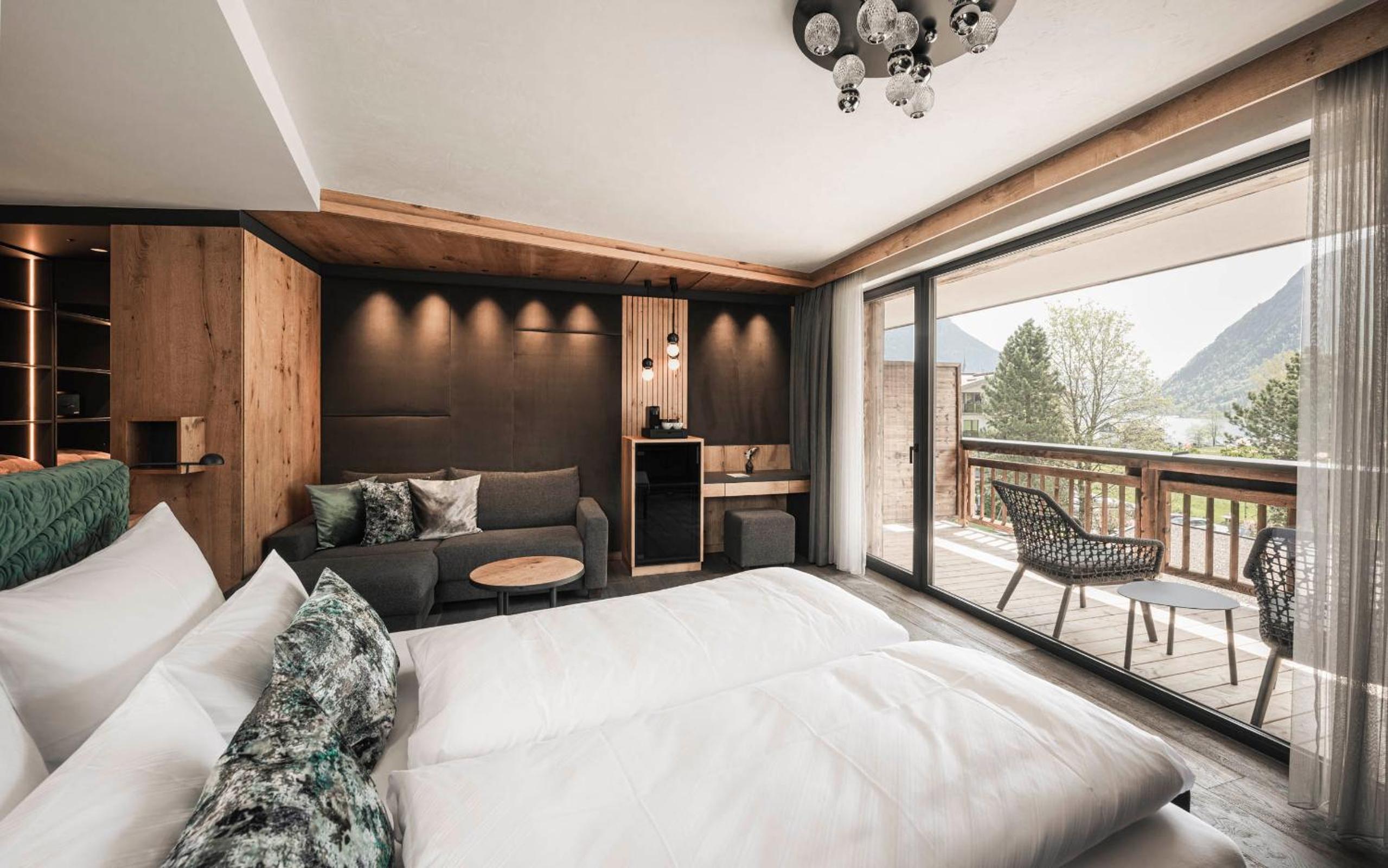 King Suite with Balcony - Photo 7