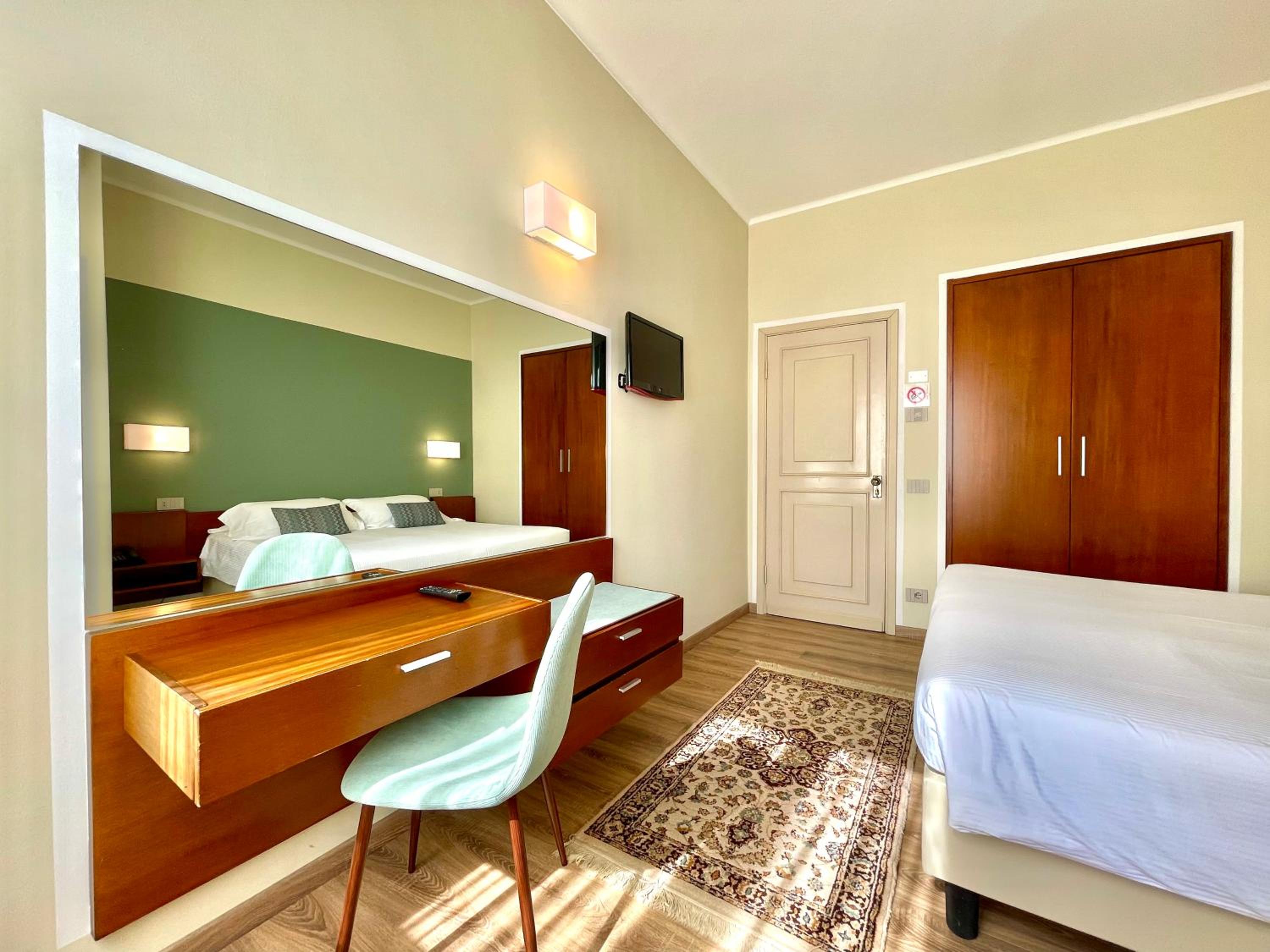 Standard Double Room - Photo 9