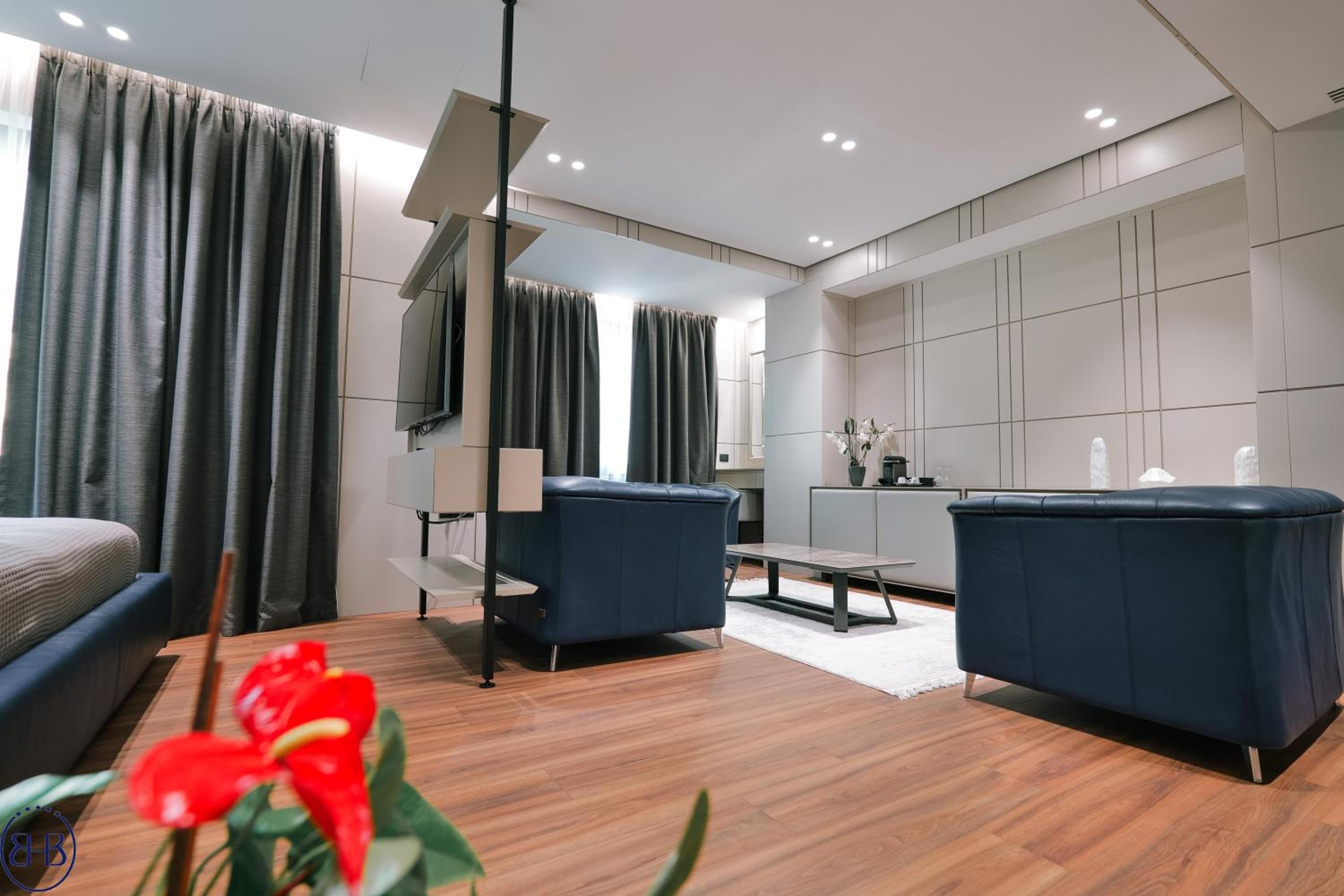 Executive Blue Suite With Balcony - Pool And Sea View