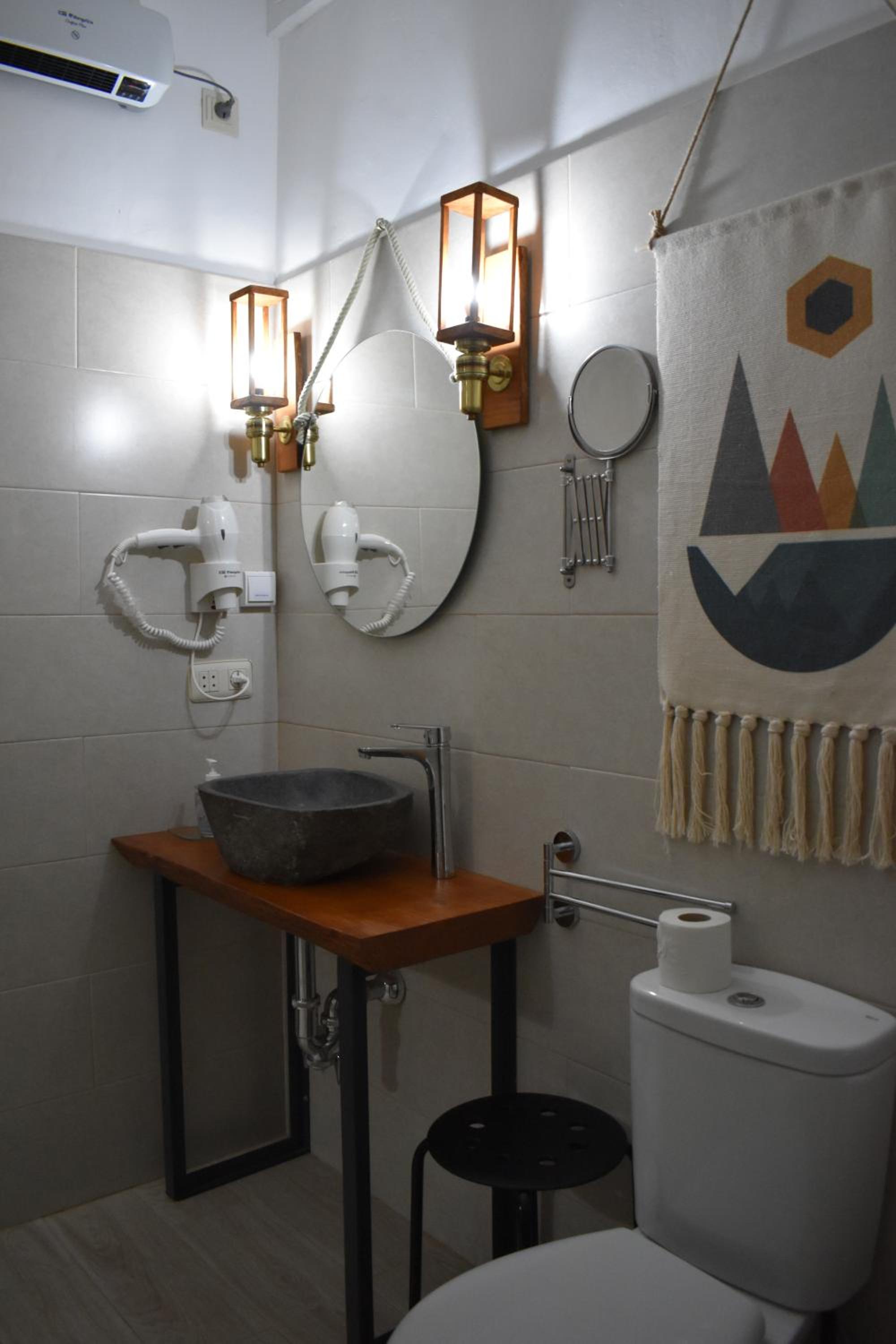 Quadruple Room with Private Bathroom photo 3