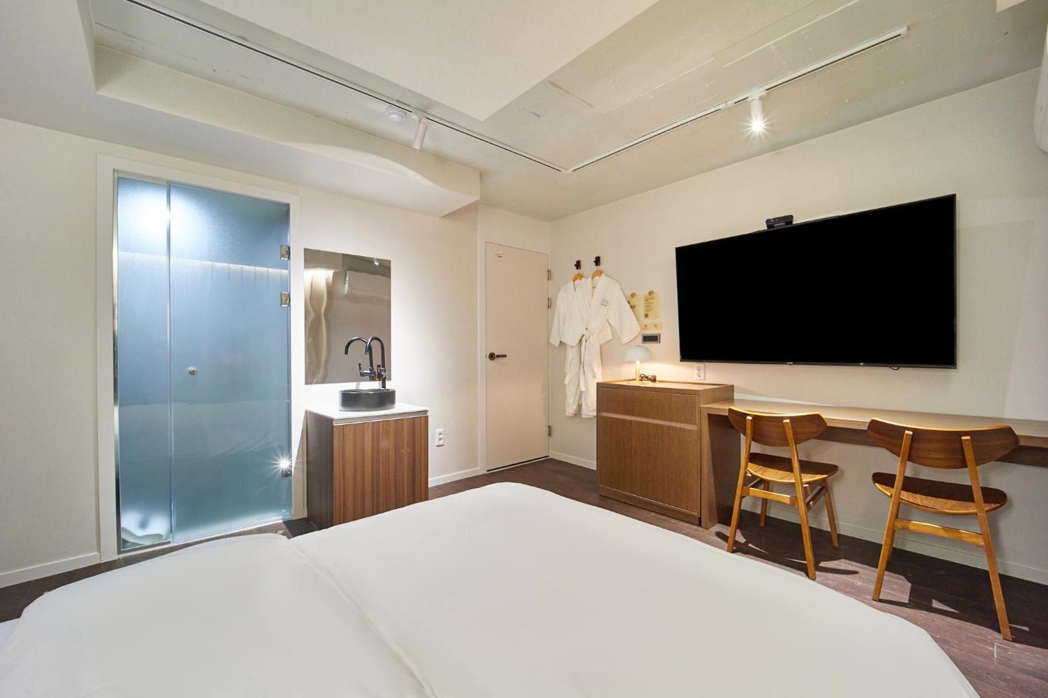 Standard - Photo 1