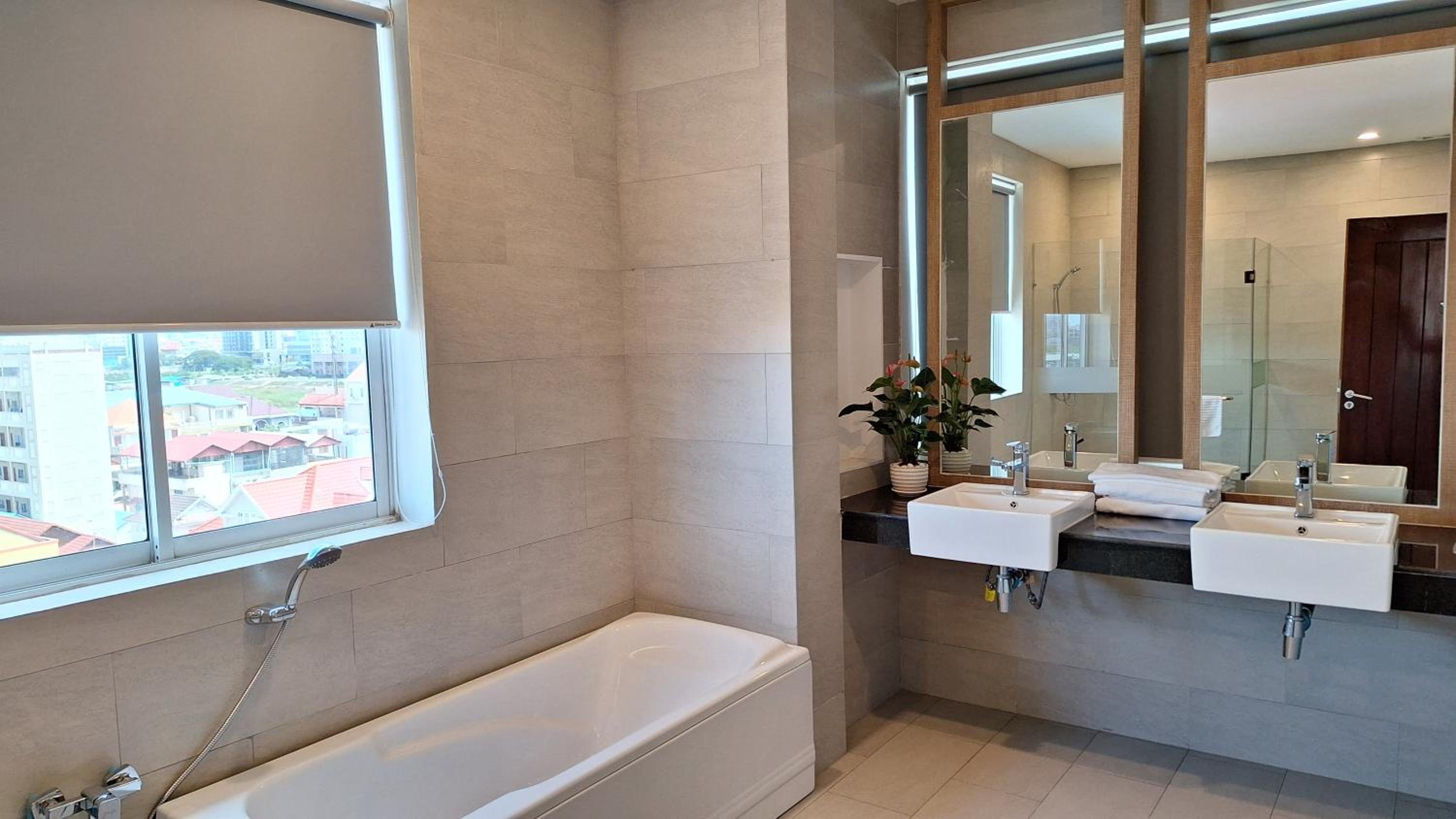 Suite - Photo 12