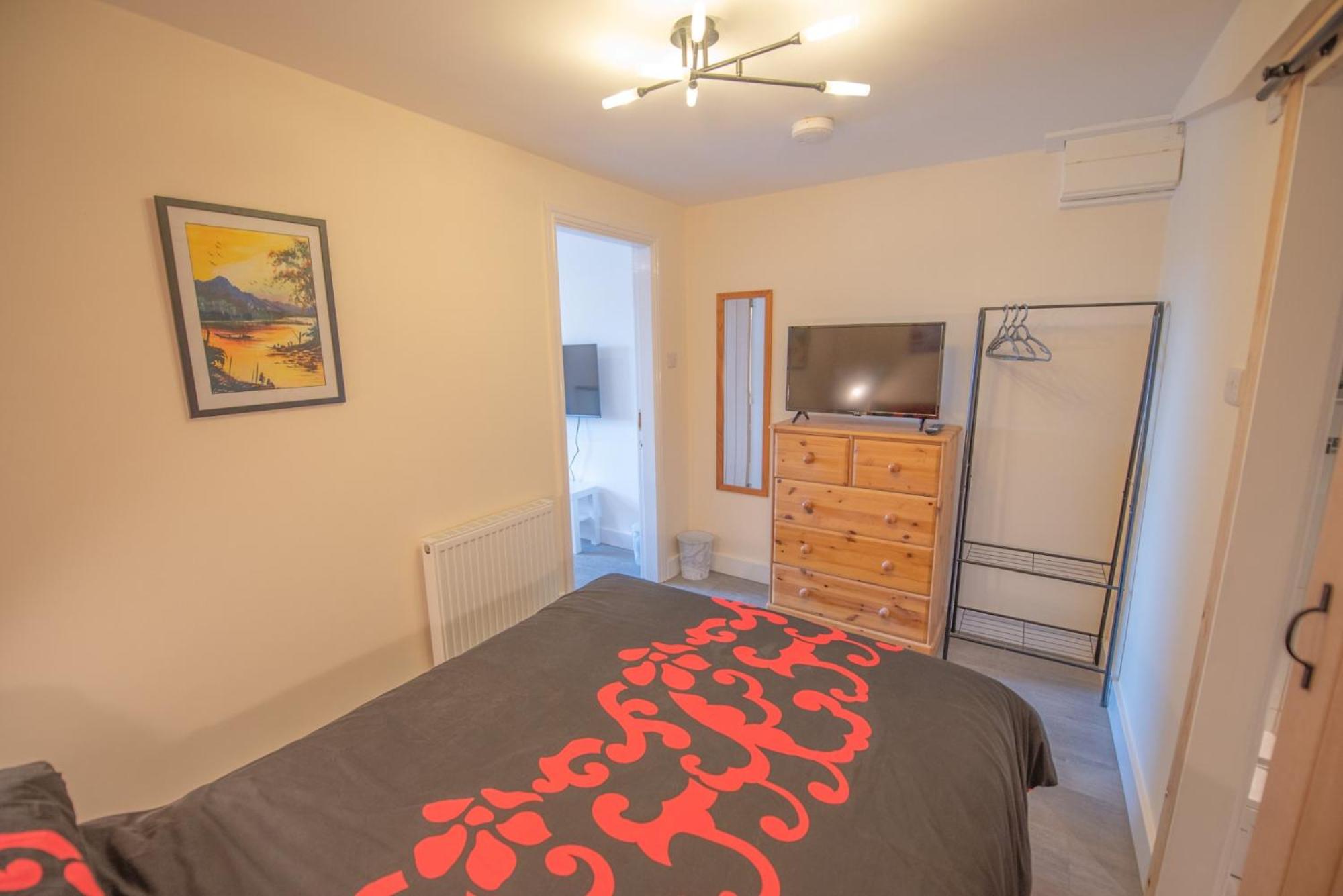 One-Bedroom Apartment photo 2
