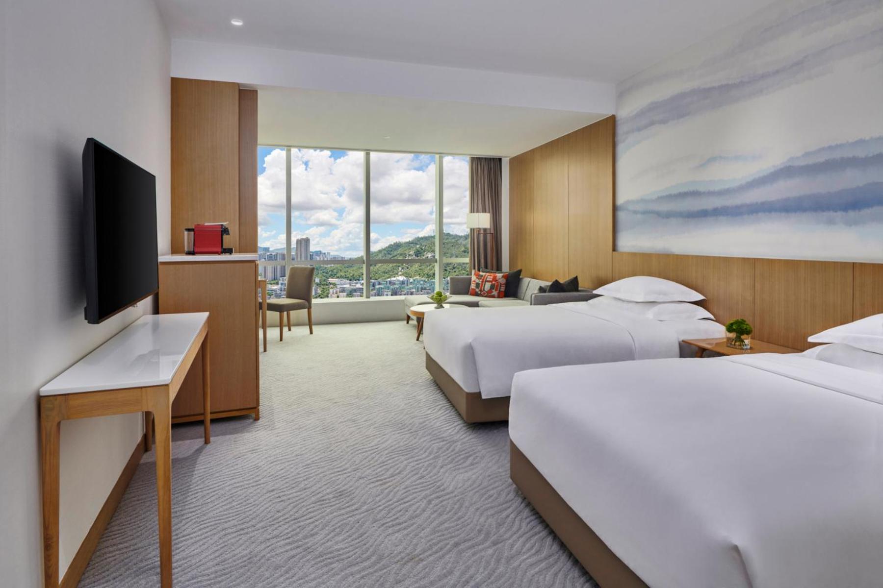 Standard King Room with Lounge Access - Photo 3