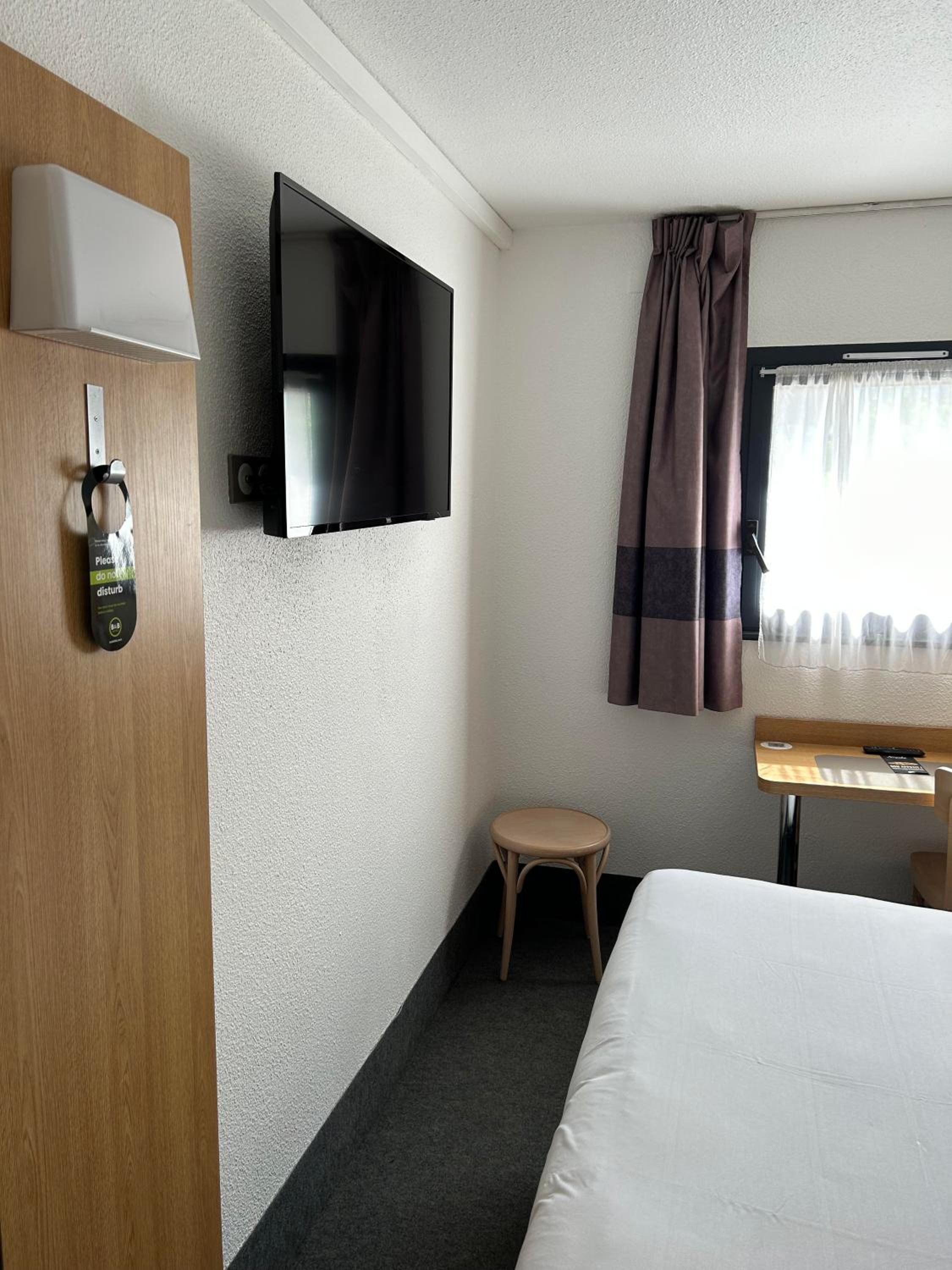 Standard Double Room - Photo 8