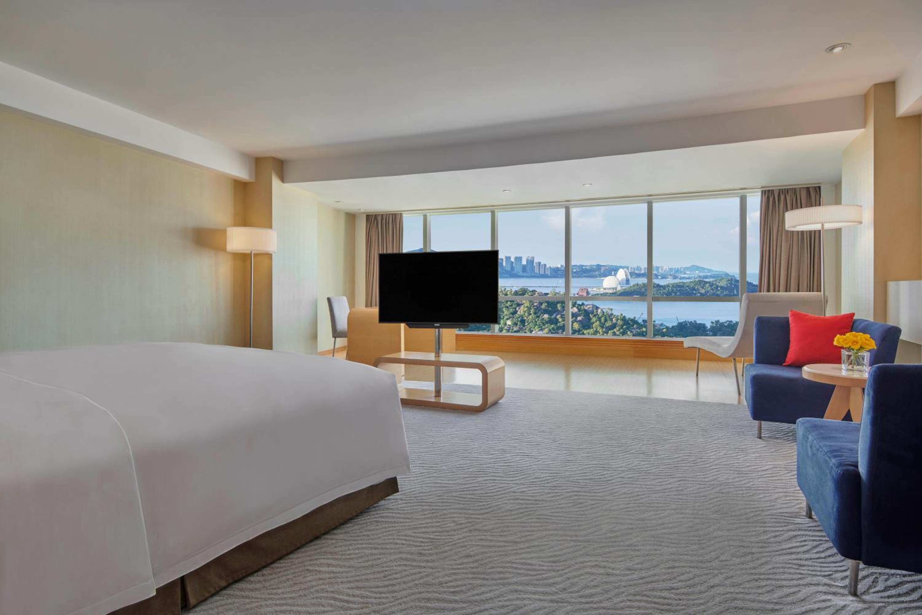 Standard King Room with Sea View - Lounge Access - Photo 1