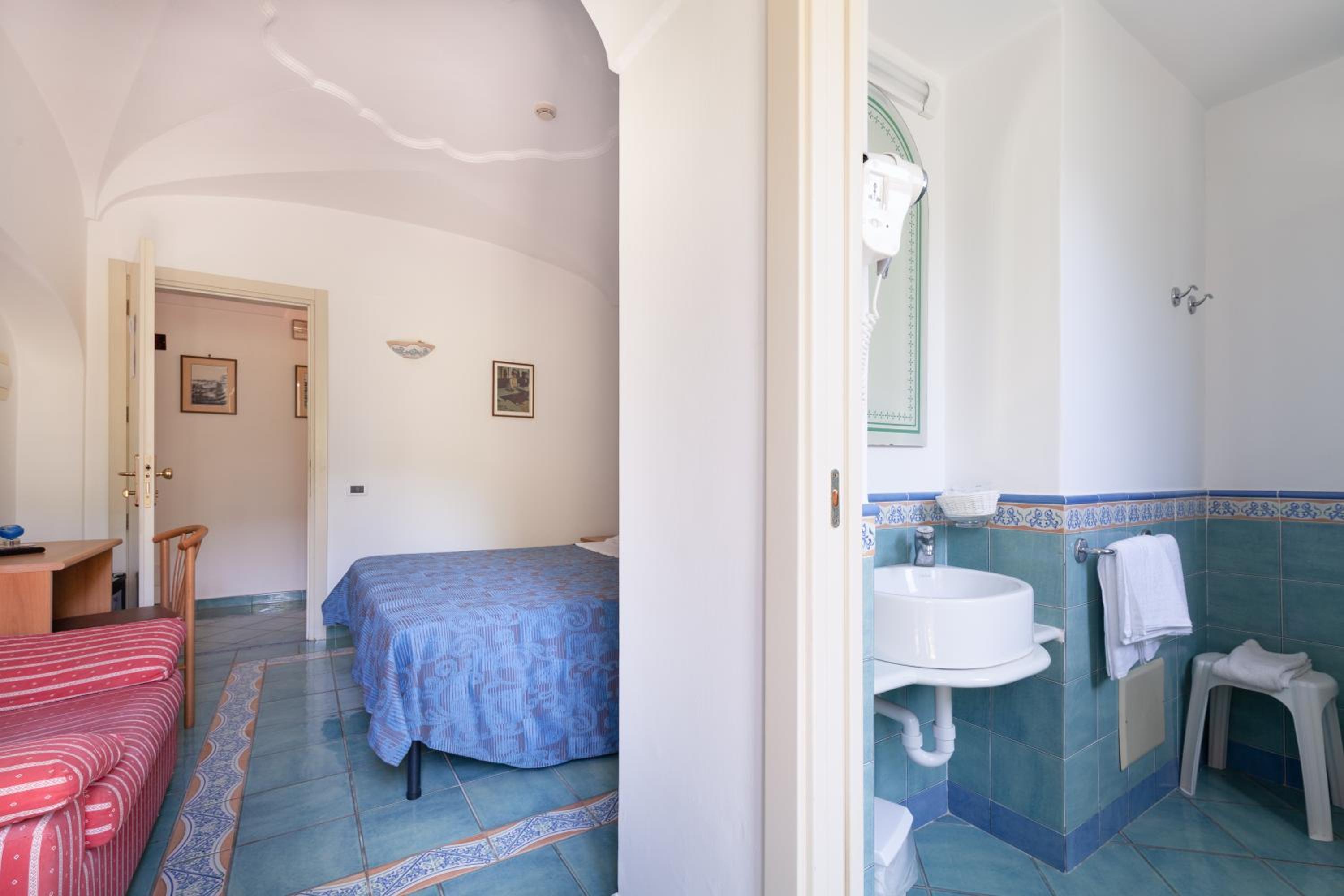 Standard Double Room - Photo 5