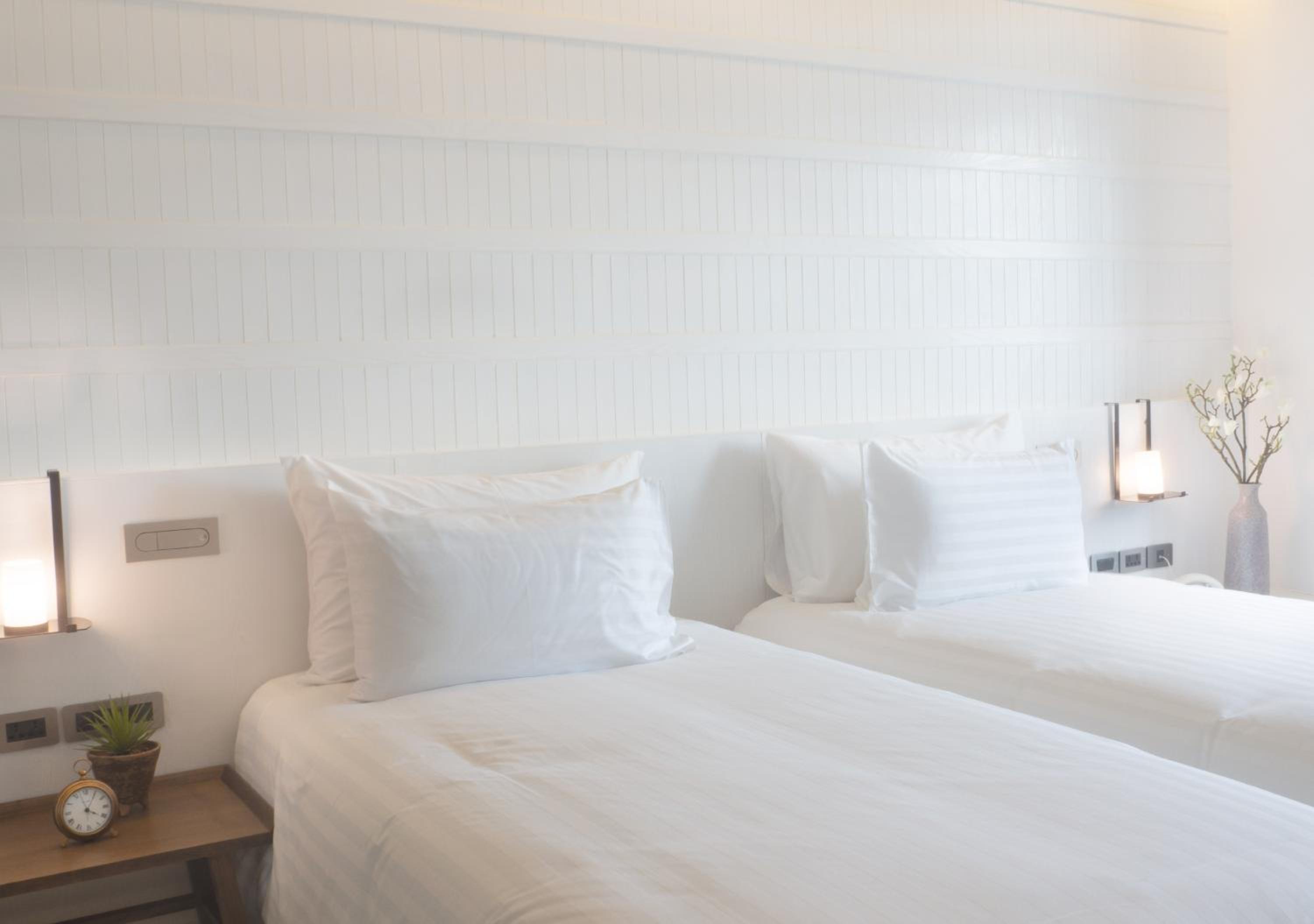 Serene White Twin Room (24 Hours Room Use) - Photo 1