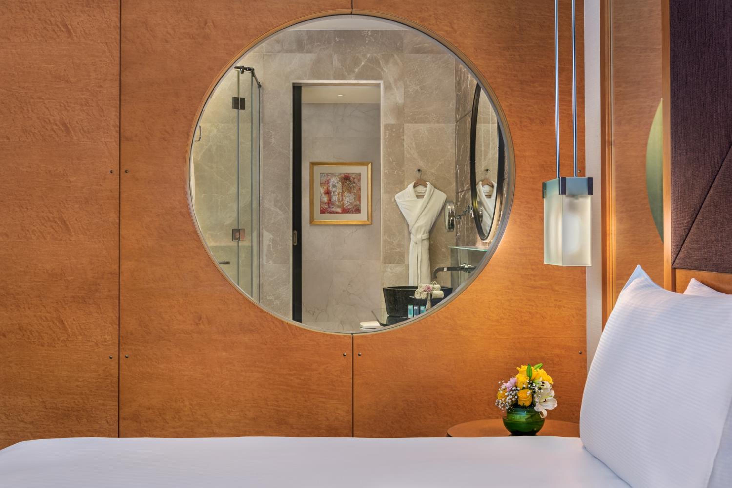 Deluxe Gulf View Room King– Free daily shuttle bus to Yas attractions, Yas Mall and Grand Mosque photo 2