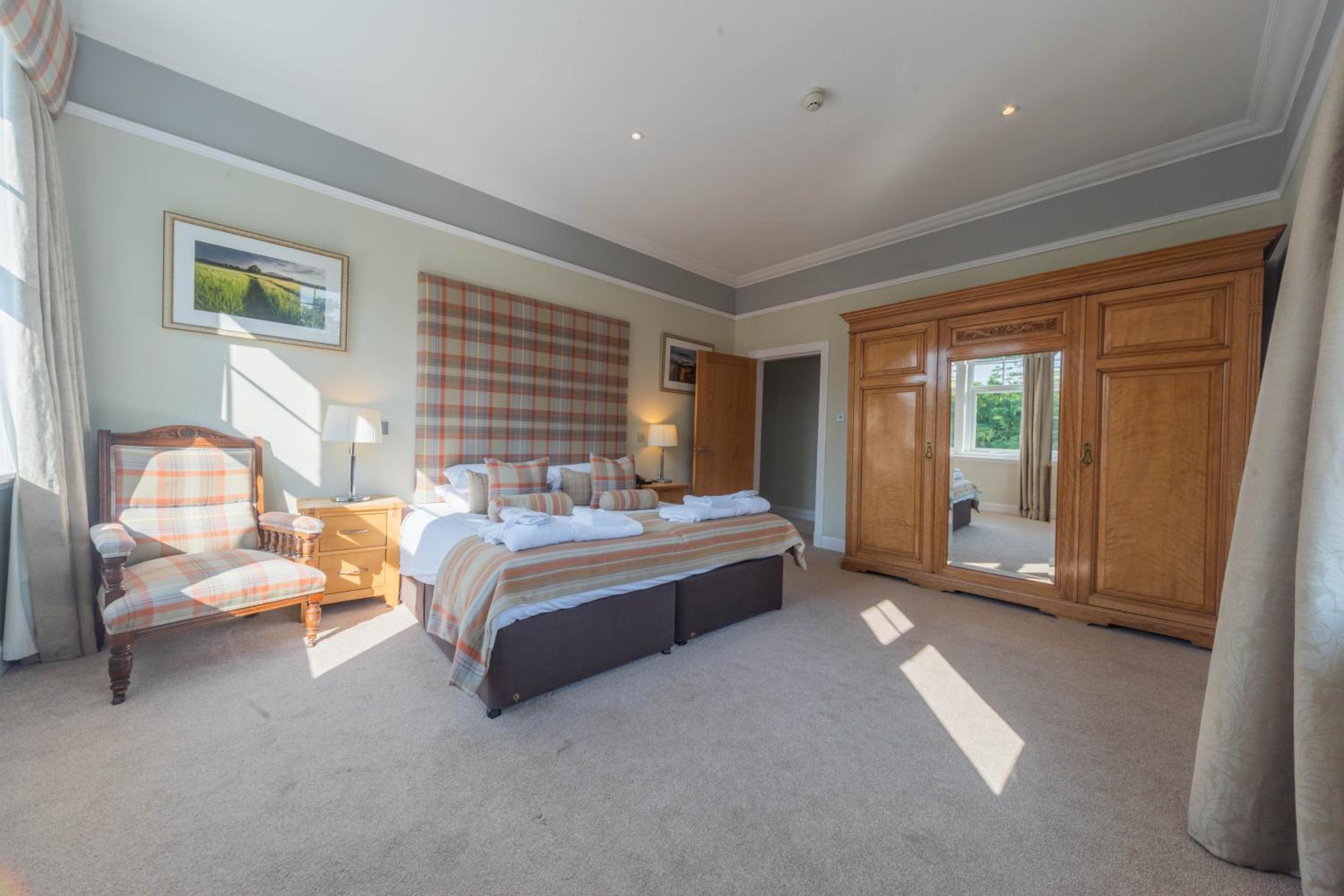 Executive Suite - Photo 9