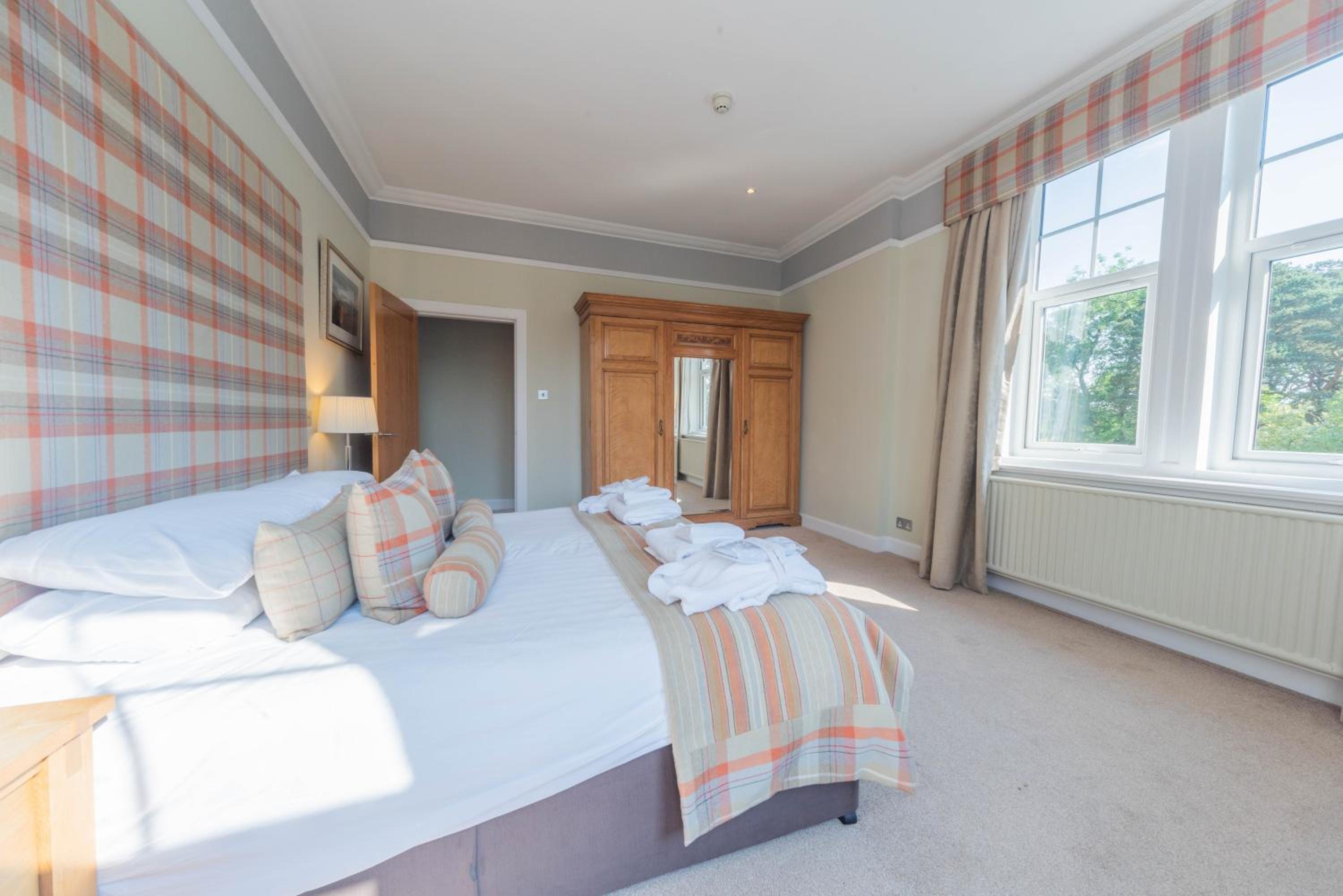 Executive Suite - Photo 10