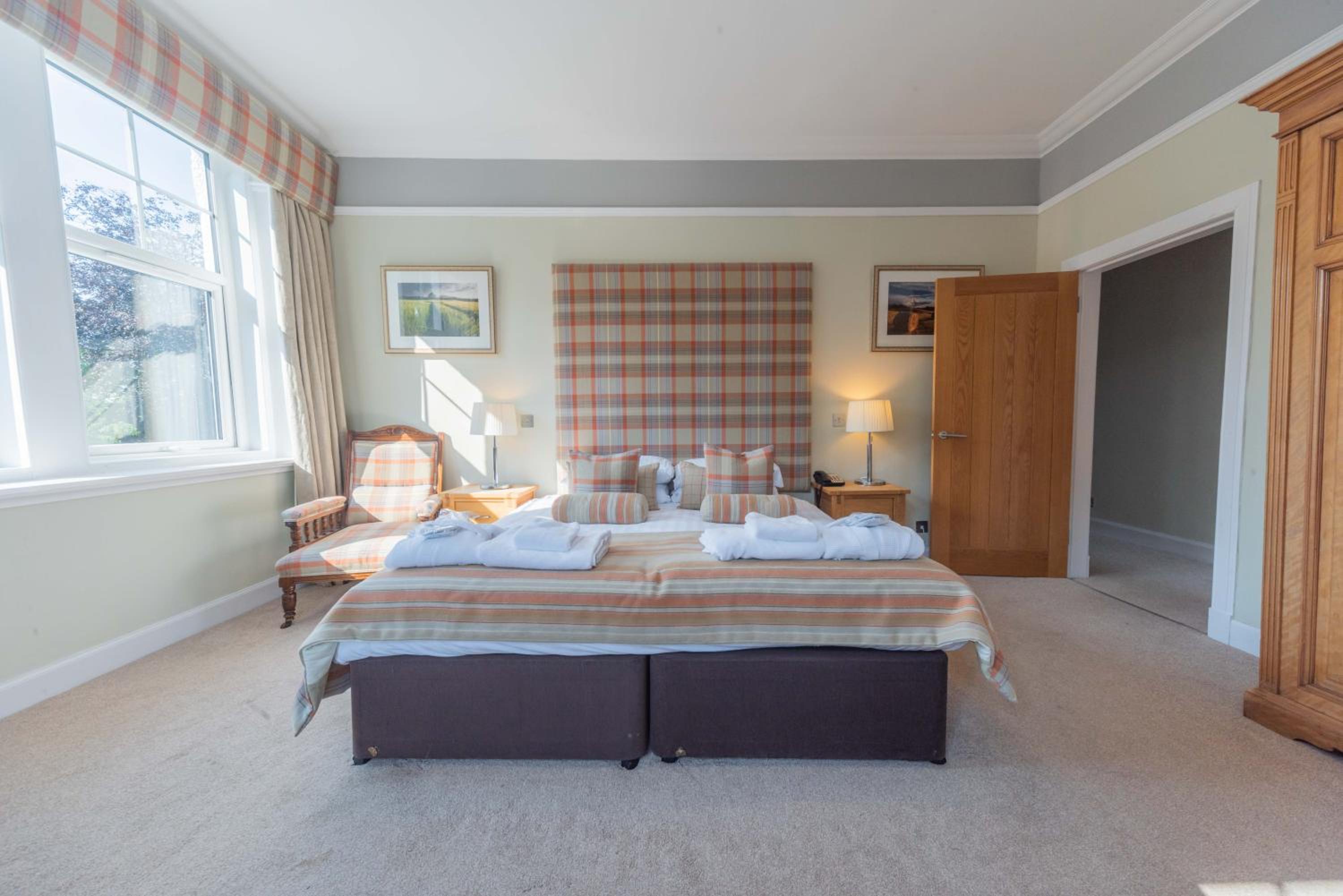 Executive Suite - Photo 1
