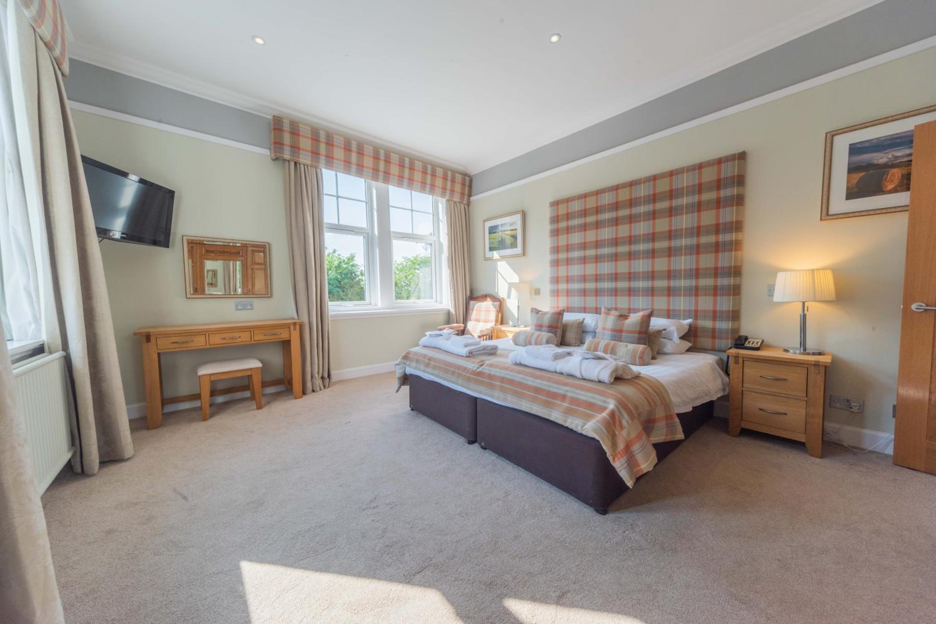 Executive Suite - Photo 12