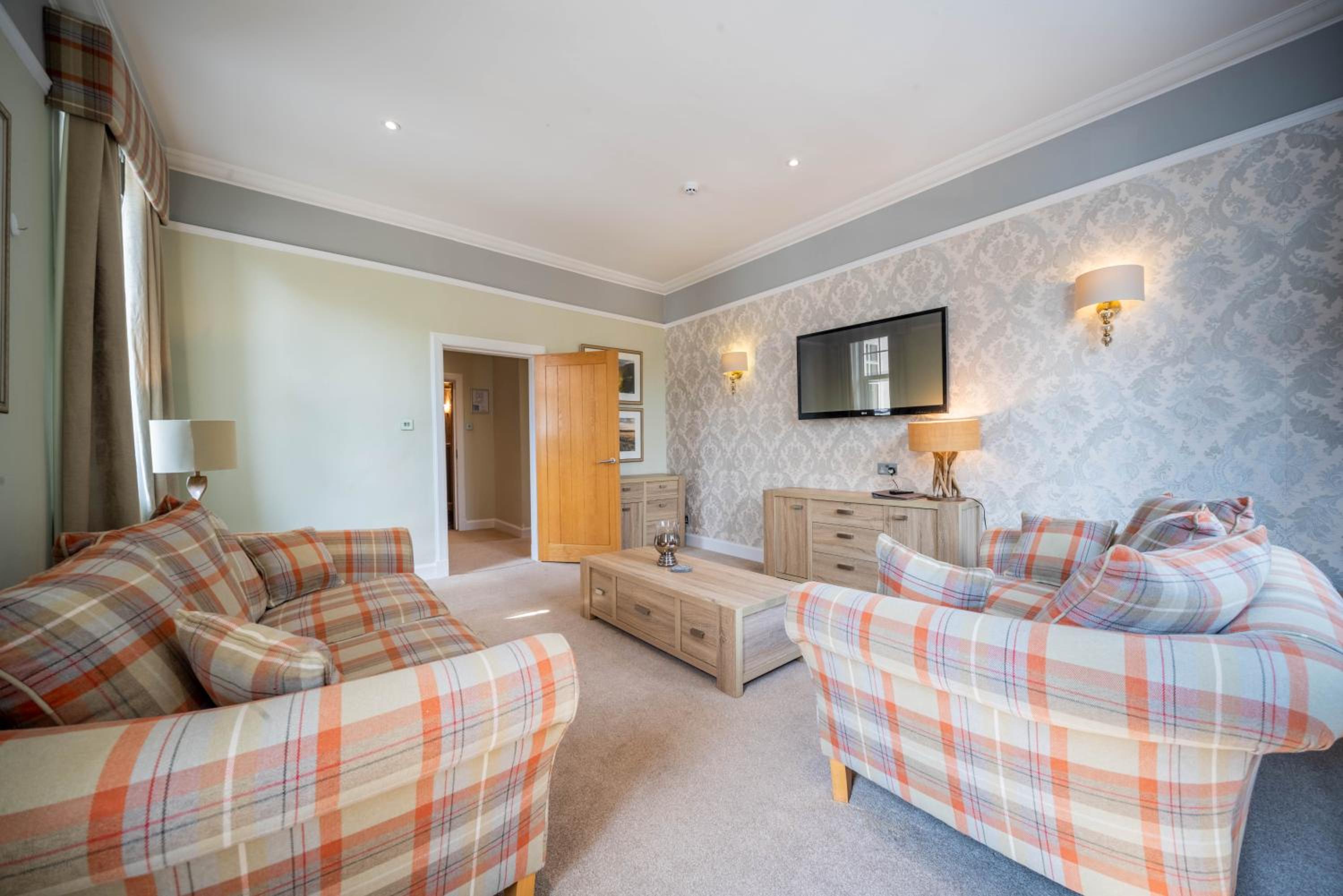 Executive Suite - Photo 3