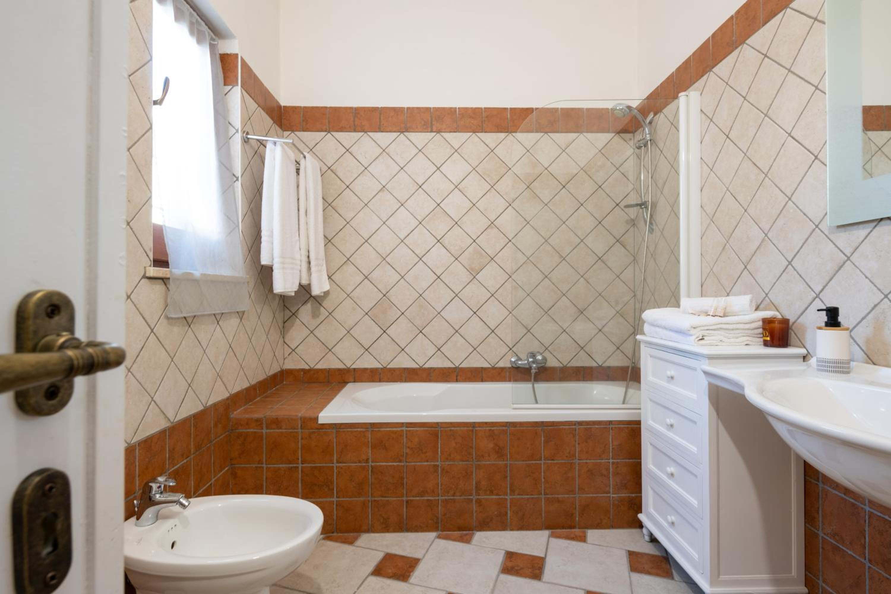 Double Room with Private External Bathroom - Photo 4