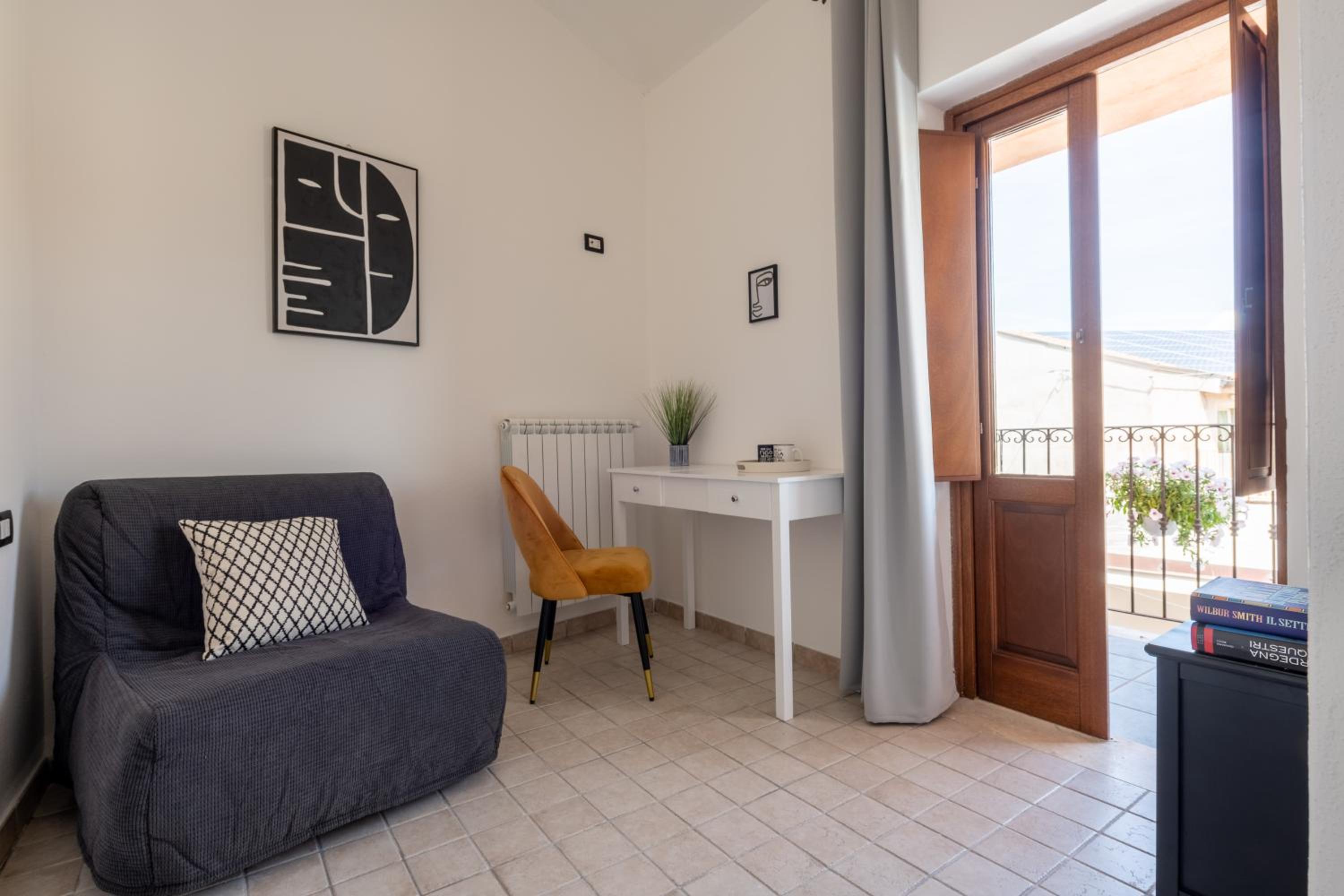 Double Room with Balcony (3 Adults) - Photo 2