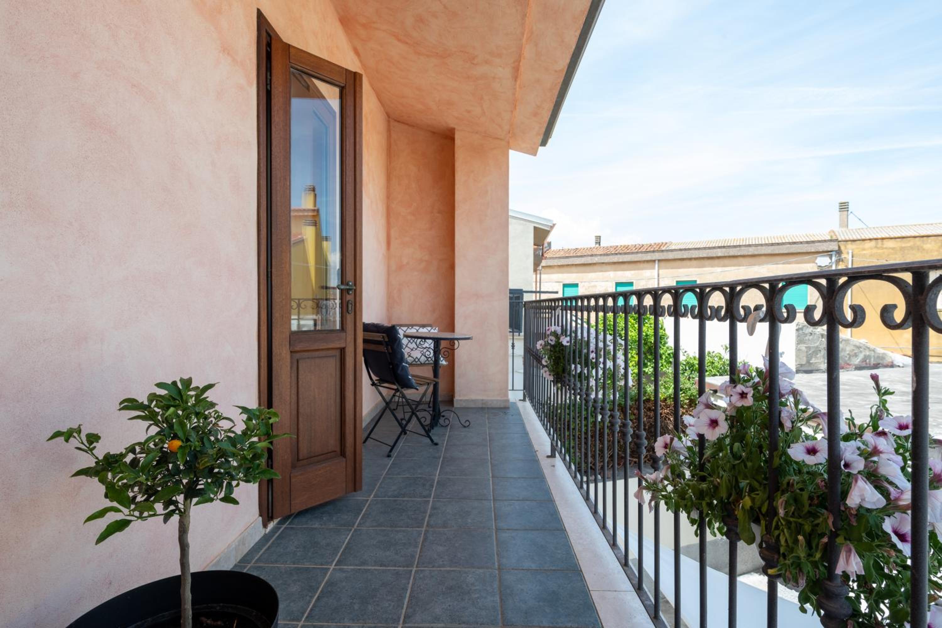 Double Room with Balcony (3 Adults) - Photo 4