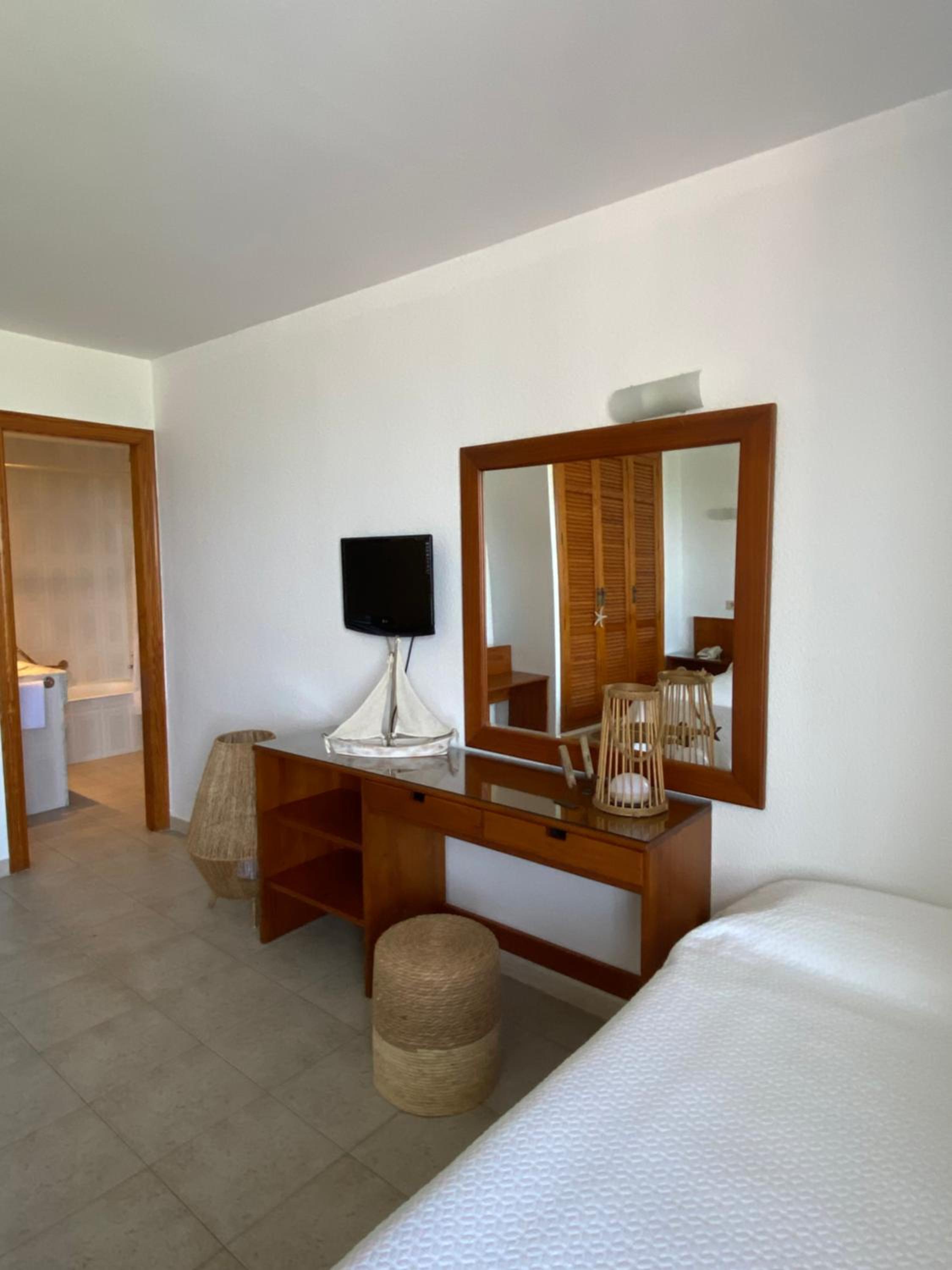 Habitación triple con vista al mar.