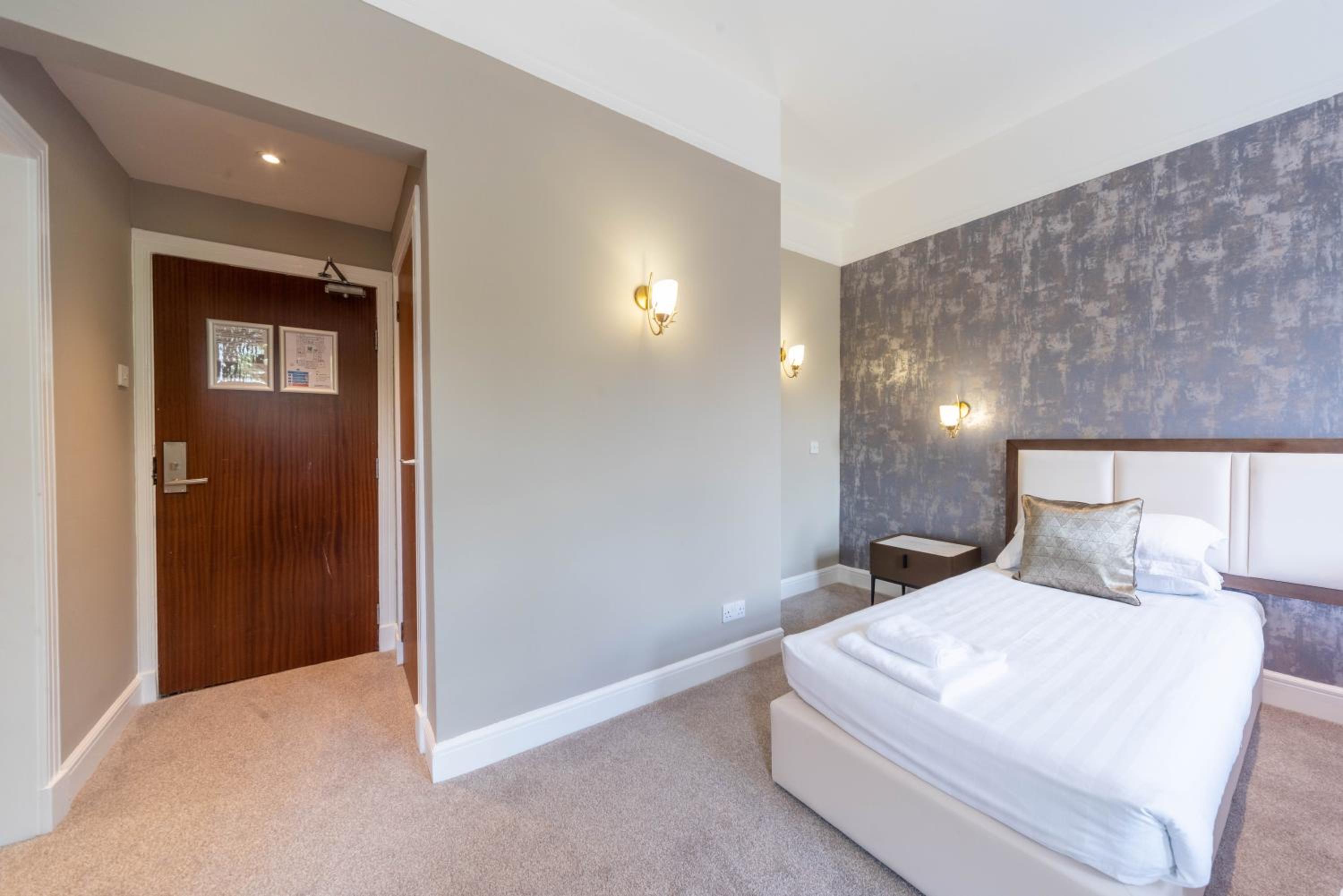 Double or Twin Room - Photo 14