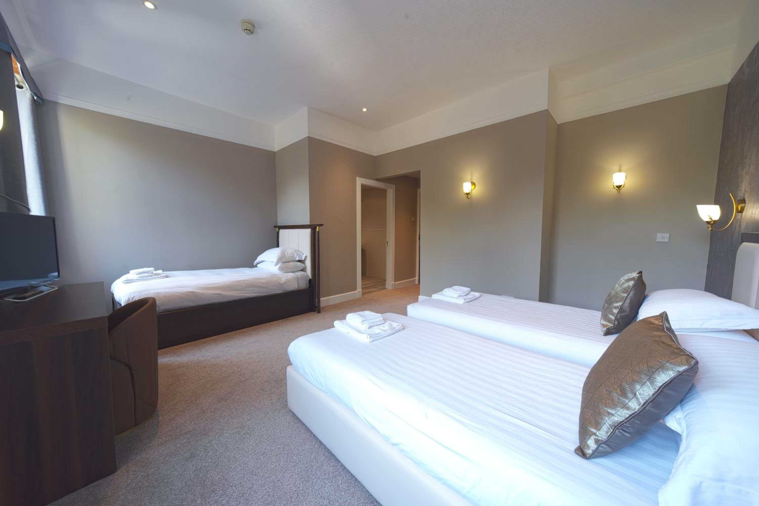 Double or Twin Room - Photo 15